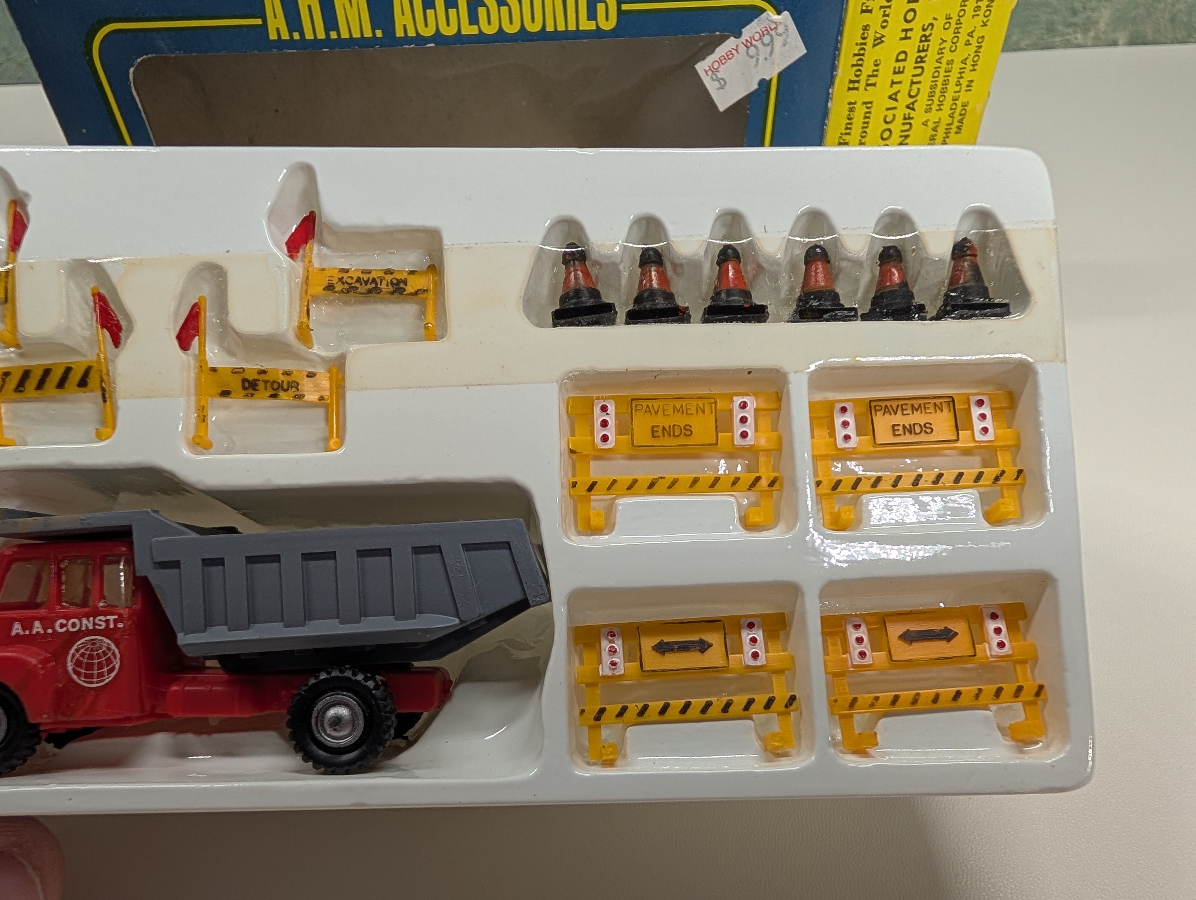 USED AHM 5614 HO Scale Construction Set with Dump Truck, Barriers & Traffic Cones
