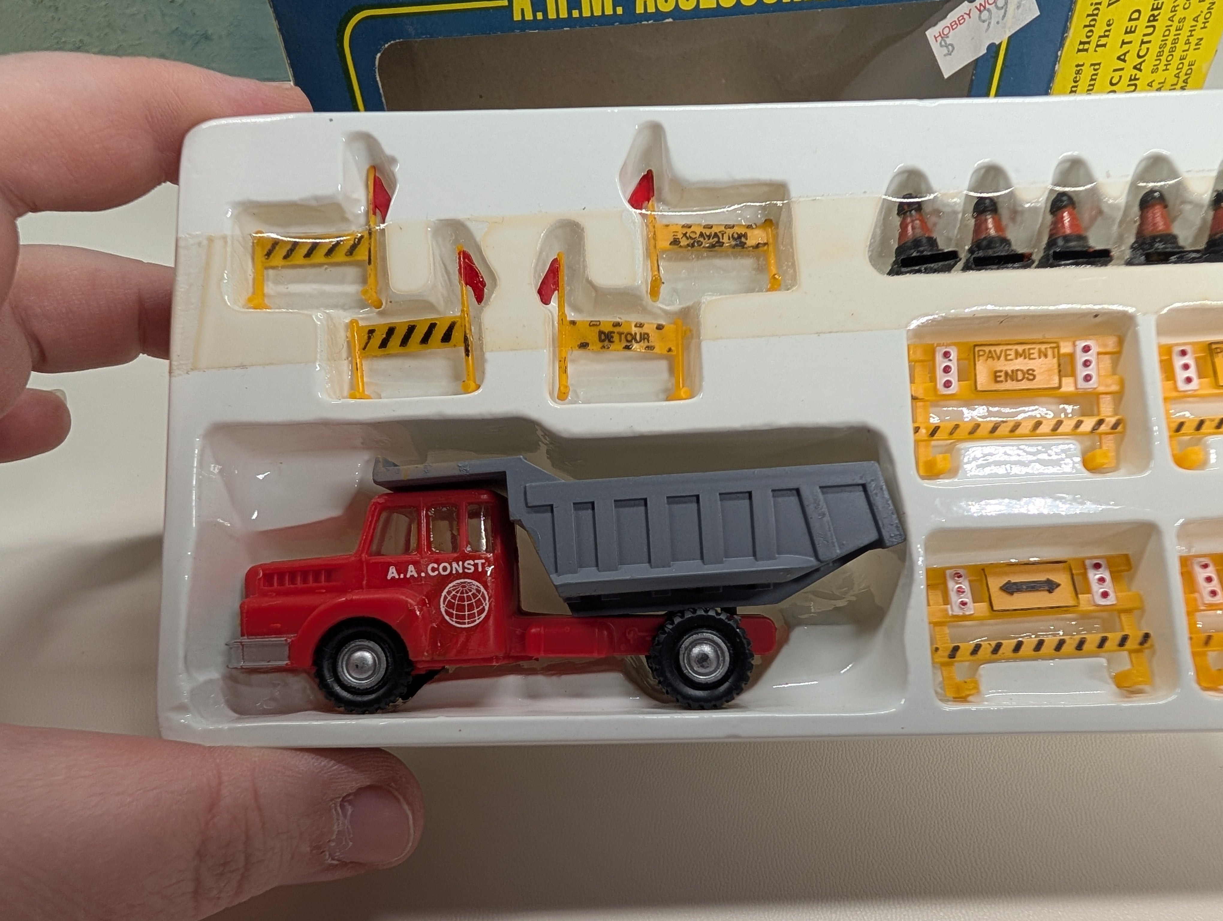 USED AHM 5614 HO Scale Construction Set with Dump Truck, Barriers & Traffic Cones