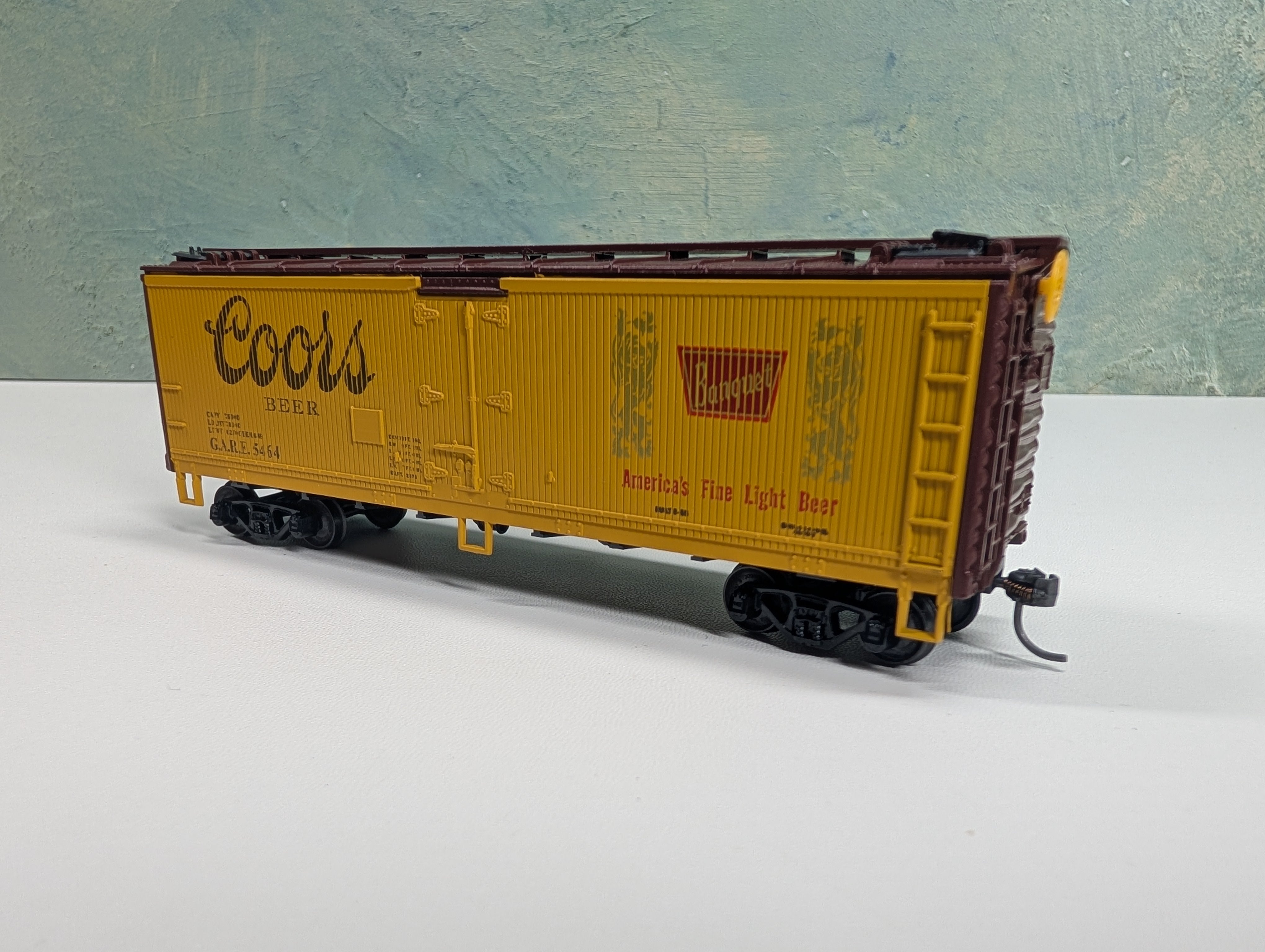 USED Athearn HO Scale Beer Reefer Coors Beer GARE #5464 Metal Wheels