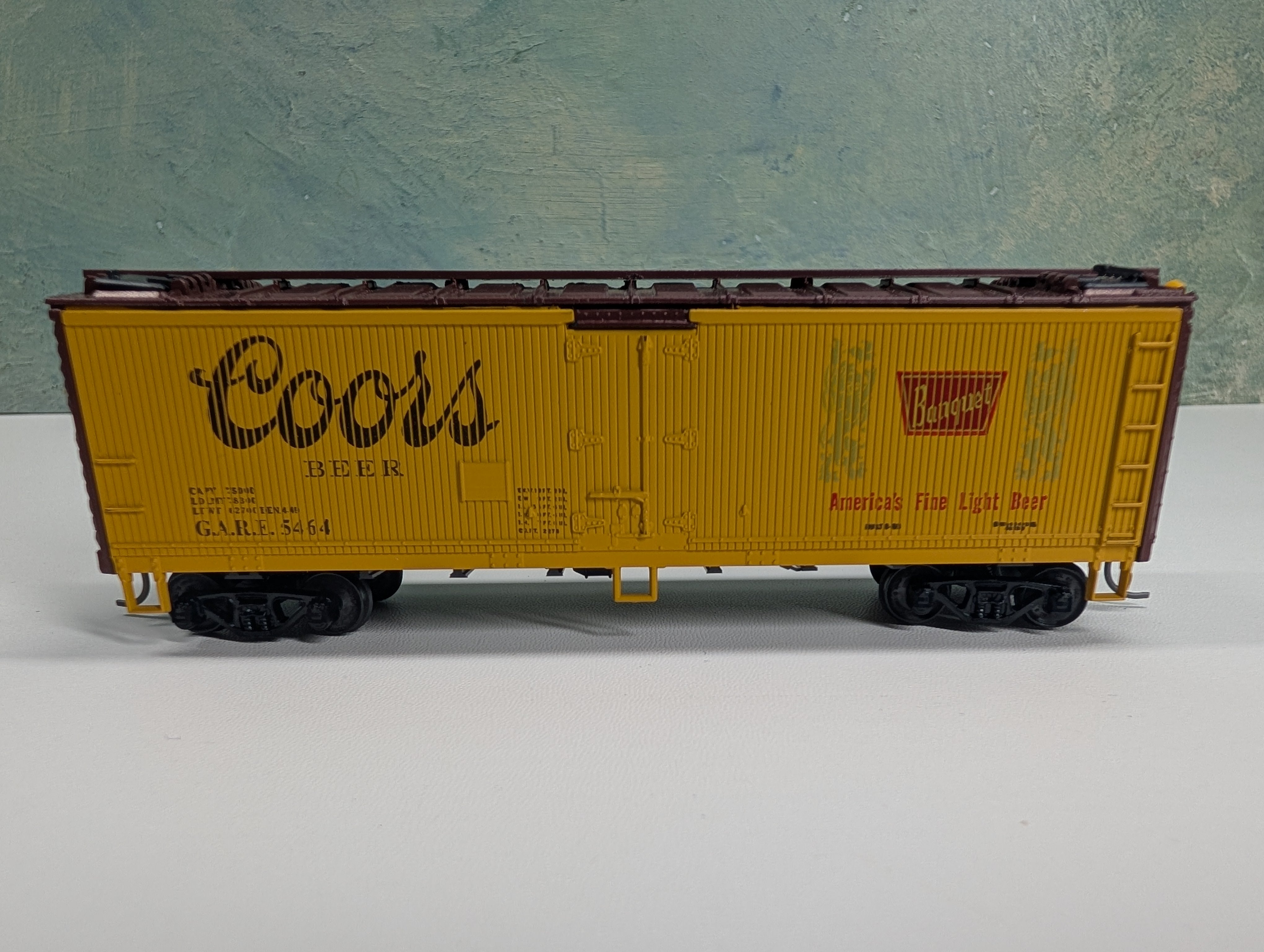 USED Athearn HO Scale Beer Reefer Coors Beer GARE #5464 Metal Wheels