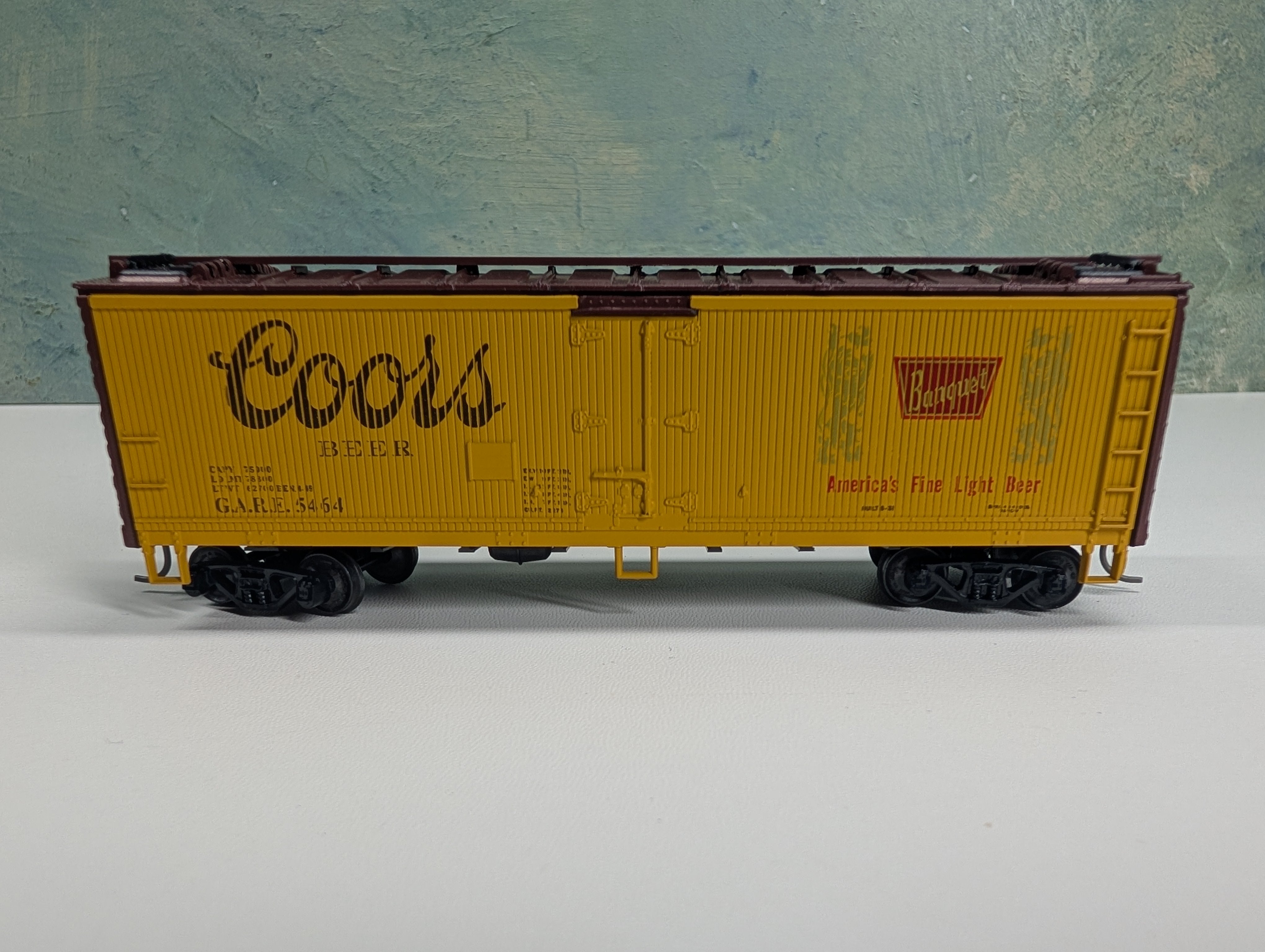 USED Athearn HO Scale Beer Reefer Coors Beer GARE #5464 Metal Wheels