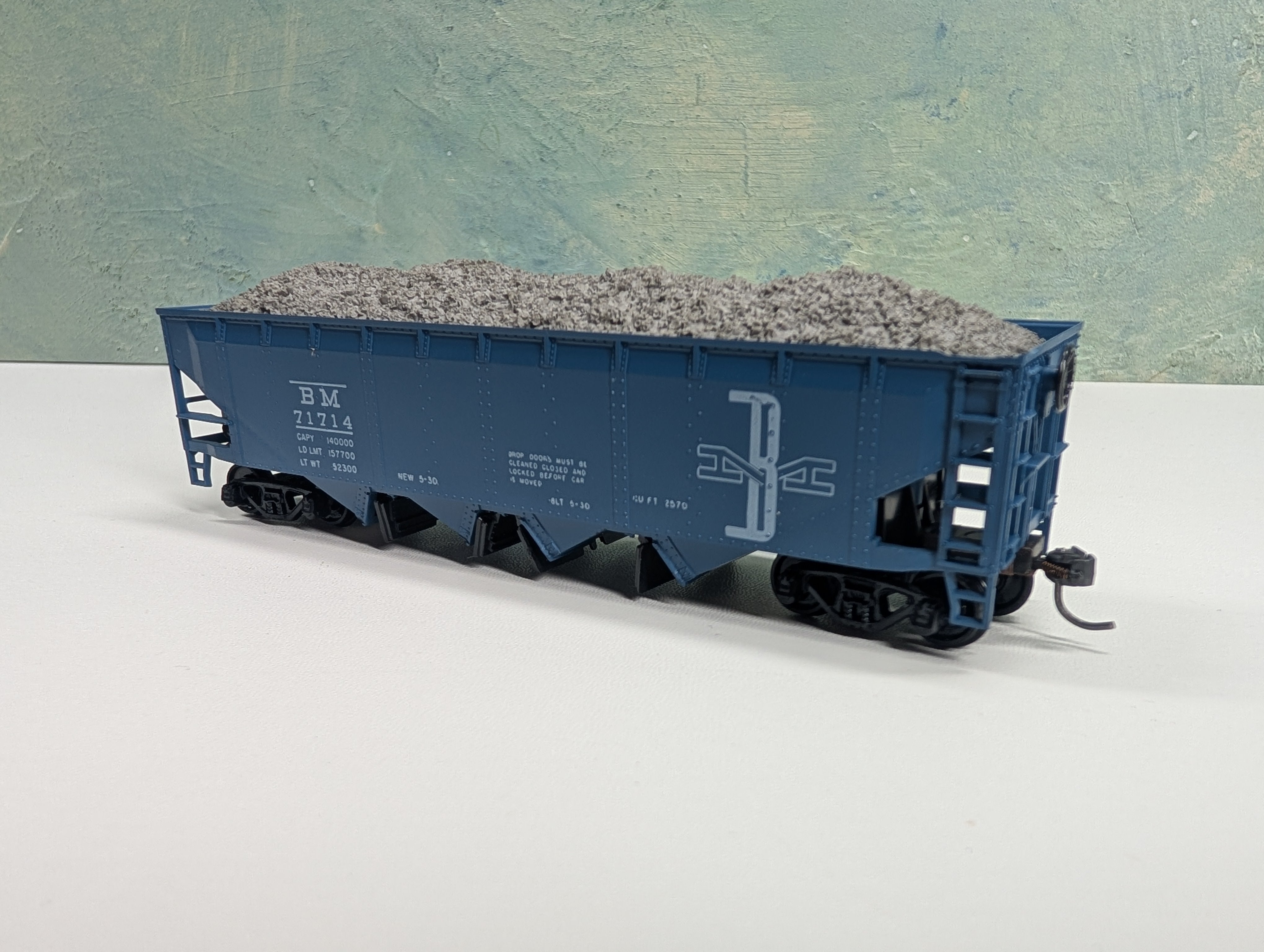 USED Athearn HO Scale Operating Hopper w/ Load Boston & Maine BM #71714