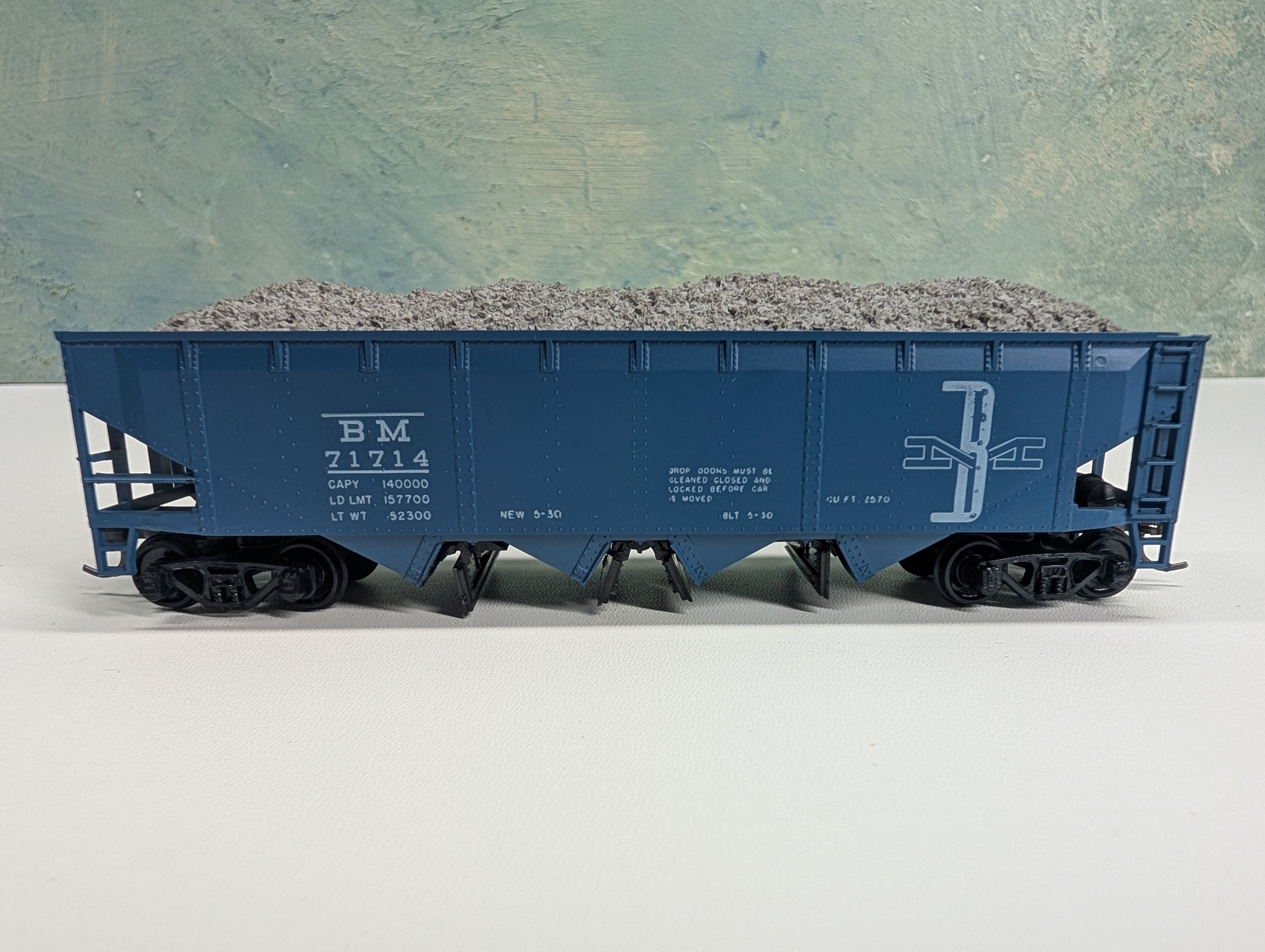 USED Athearn HO Scale Operating Hopper w/ Load Boston & Maine BM #71714