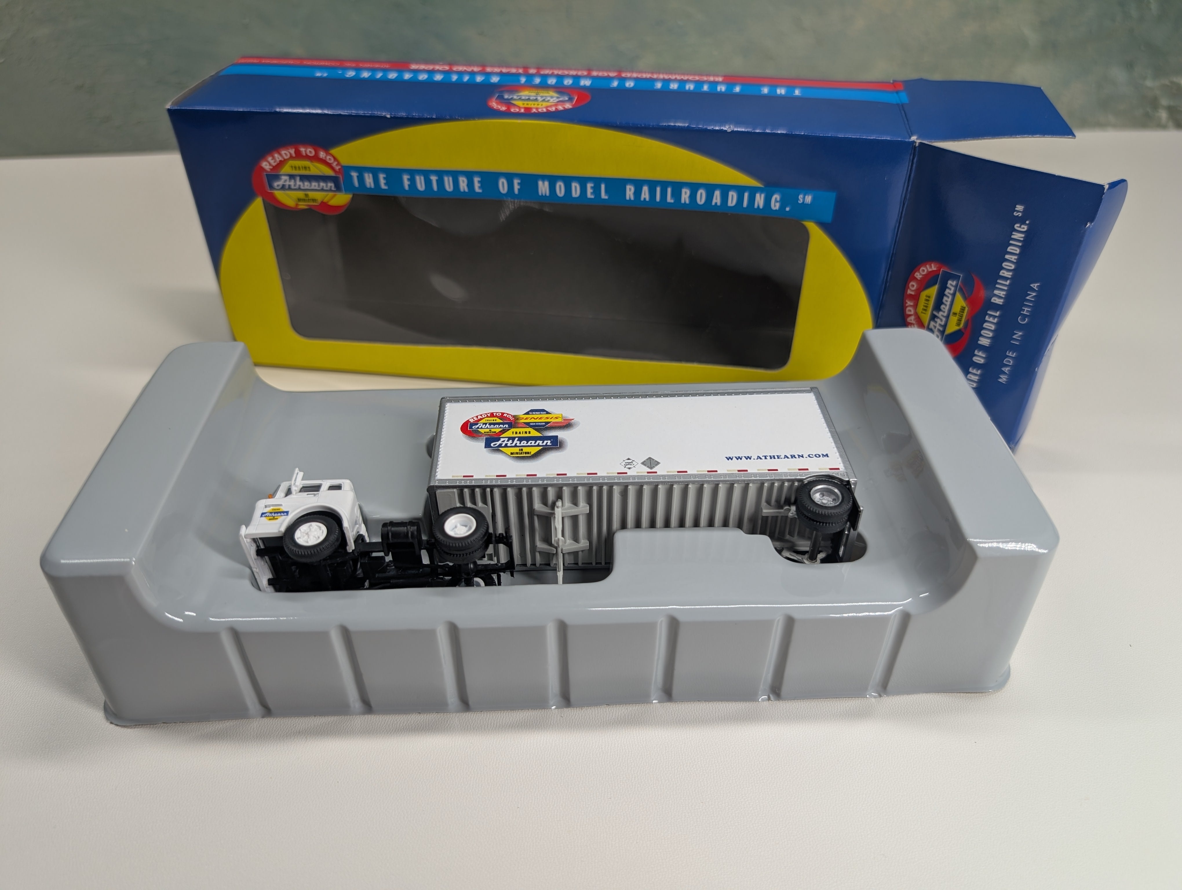 USED Athearn 91029 HO Scale Ford "C" Truck & 28' Wedge Trailer