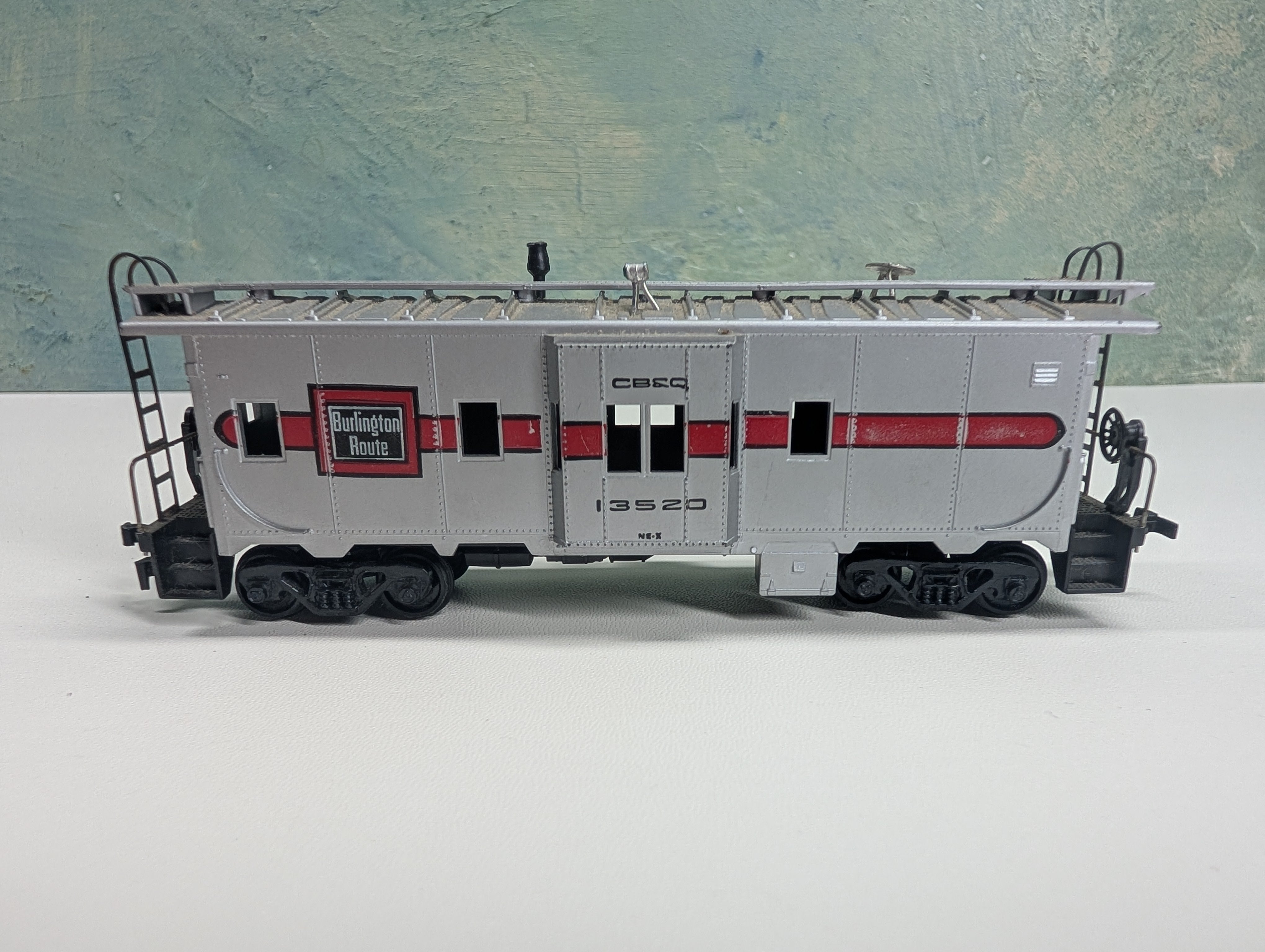 USED Athearn HO Scale Bay Window Caboose Burlington CB&Q #13520