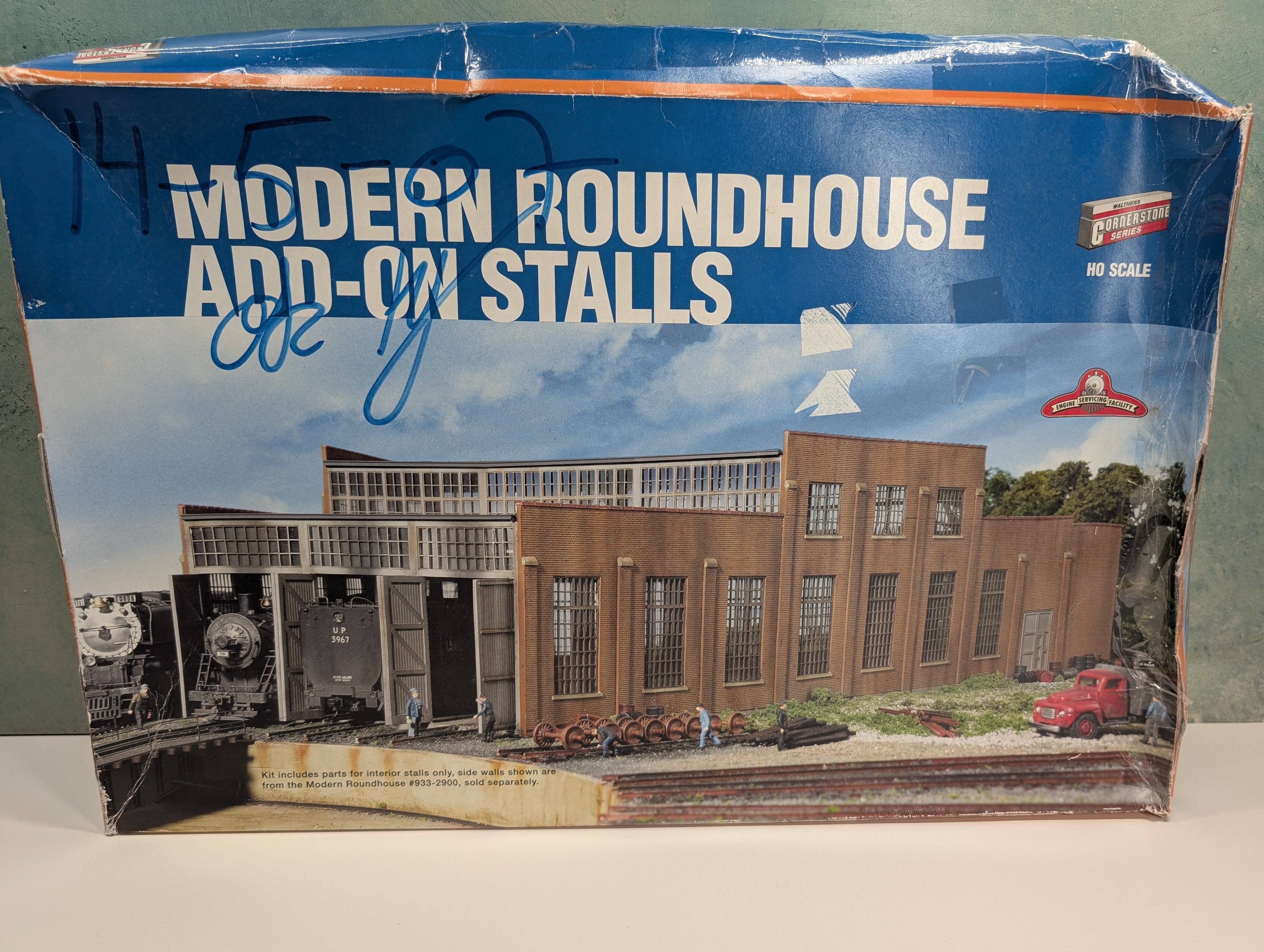 USED Walthers 933-2901 HO Scale Modern Roundhouse Add-On Stalls (Possibly Incomplete)