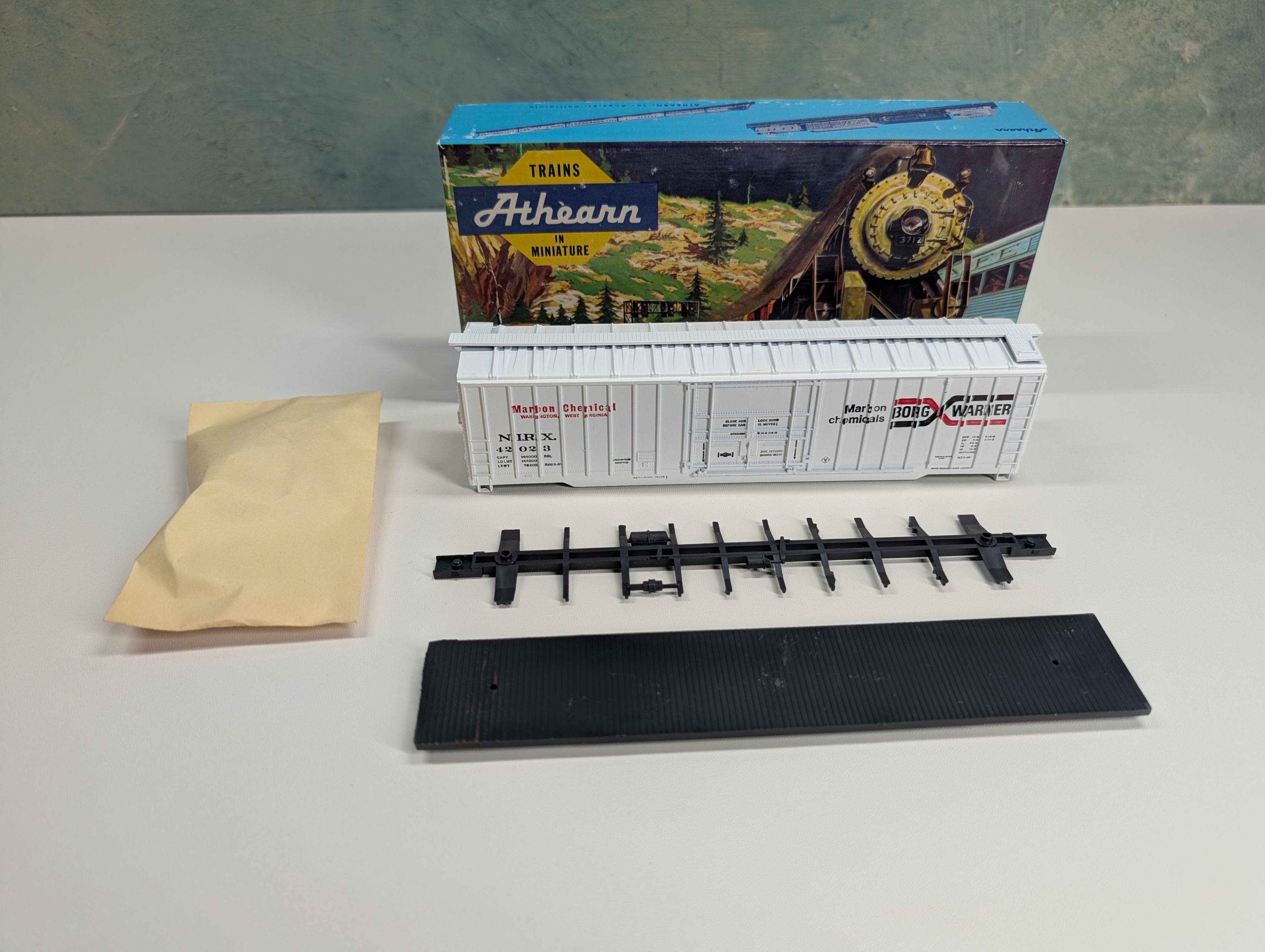 USED Athearn 5283 HO Scale 50' Box Car Borg-Warner Chemicals NIRX #42023 KIT