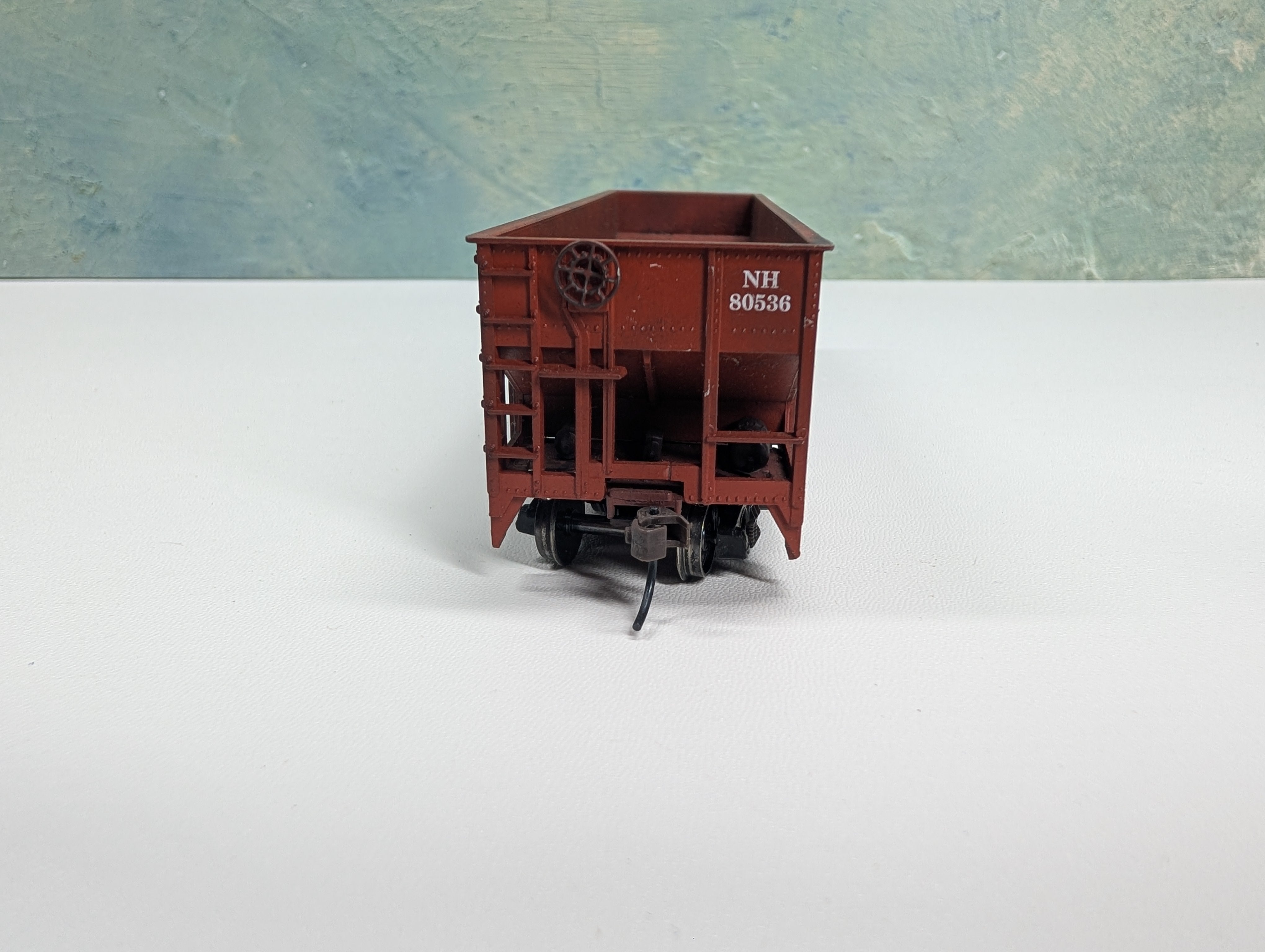 USED Roundhouse HO Scale 3-Bay Hopper New Haven NH #80536 Metal Wheels, Weathered