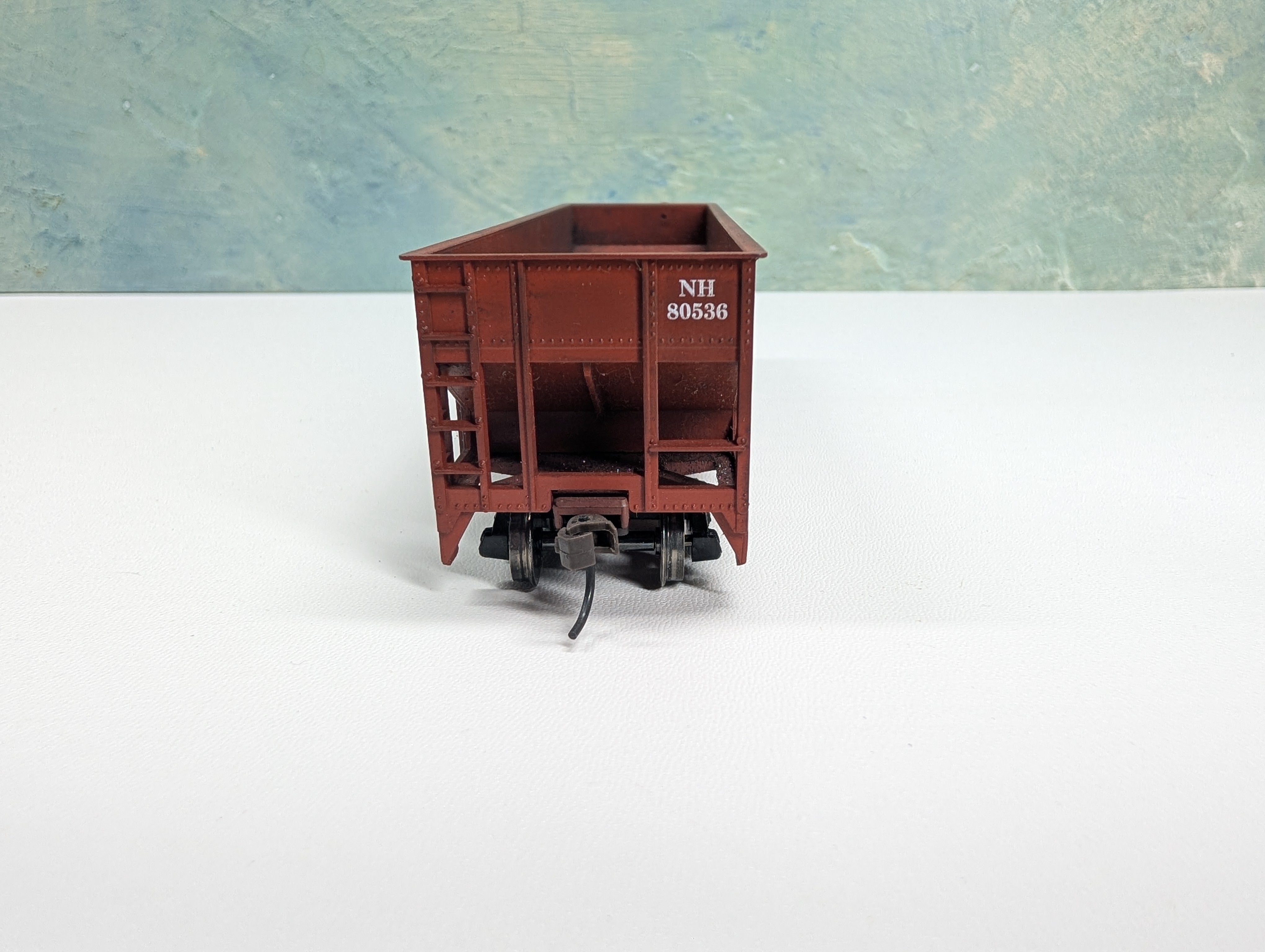 USED Roundhouse HO Scale 3-Bay Hopper New Haven NH #80536 Metal Wheels, Weathered