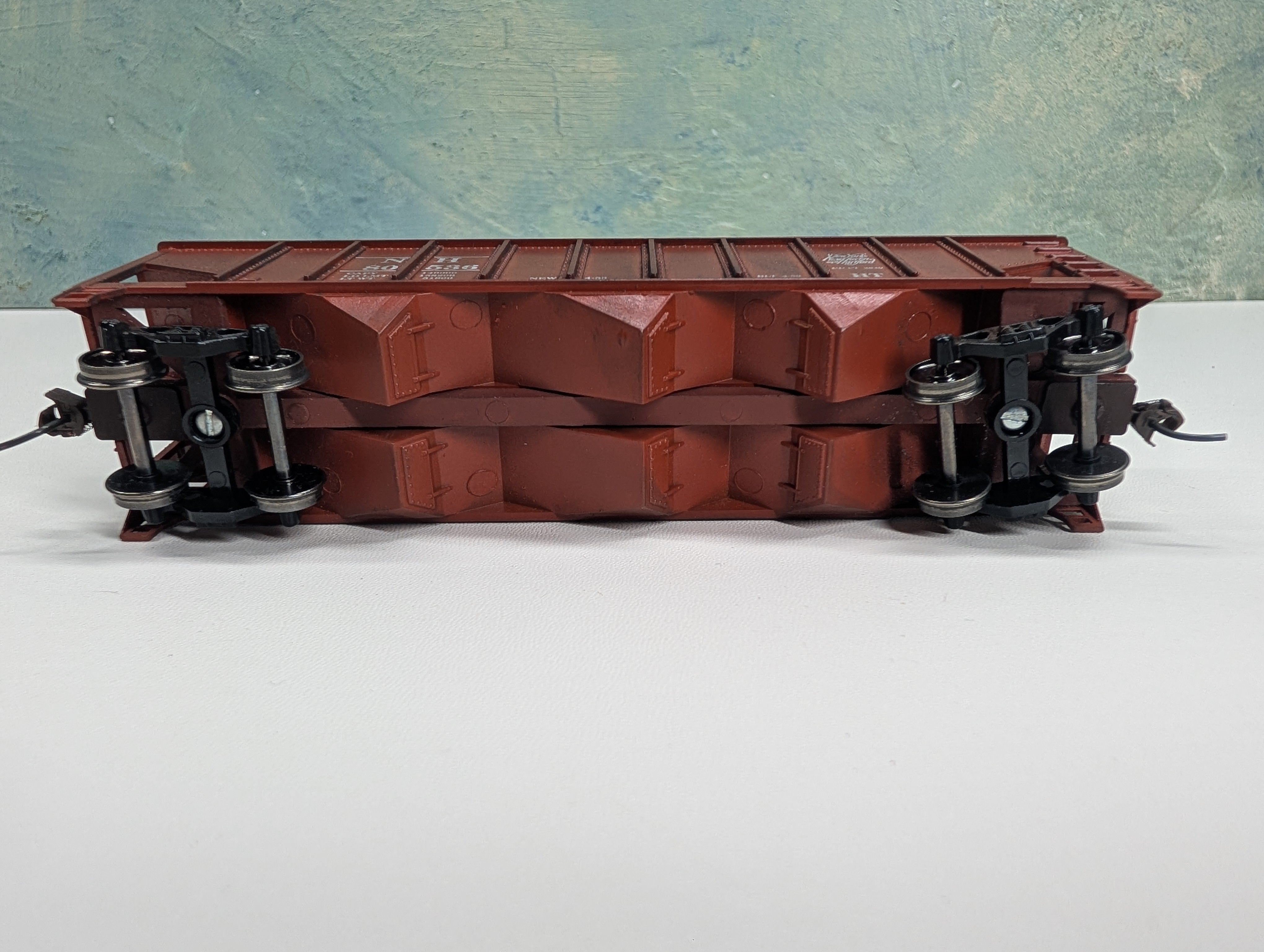 USED Roundhouse HO Scale 3-Bay Hopper New Haven NH #80536 Metal Wheels, Weathered