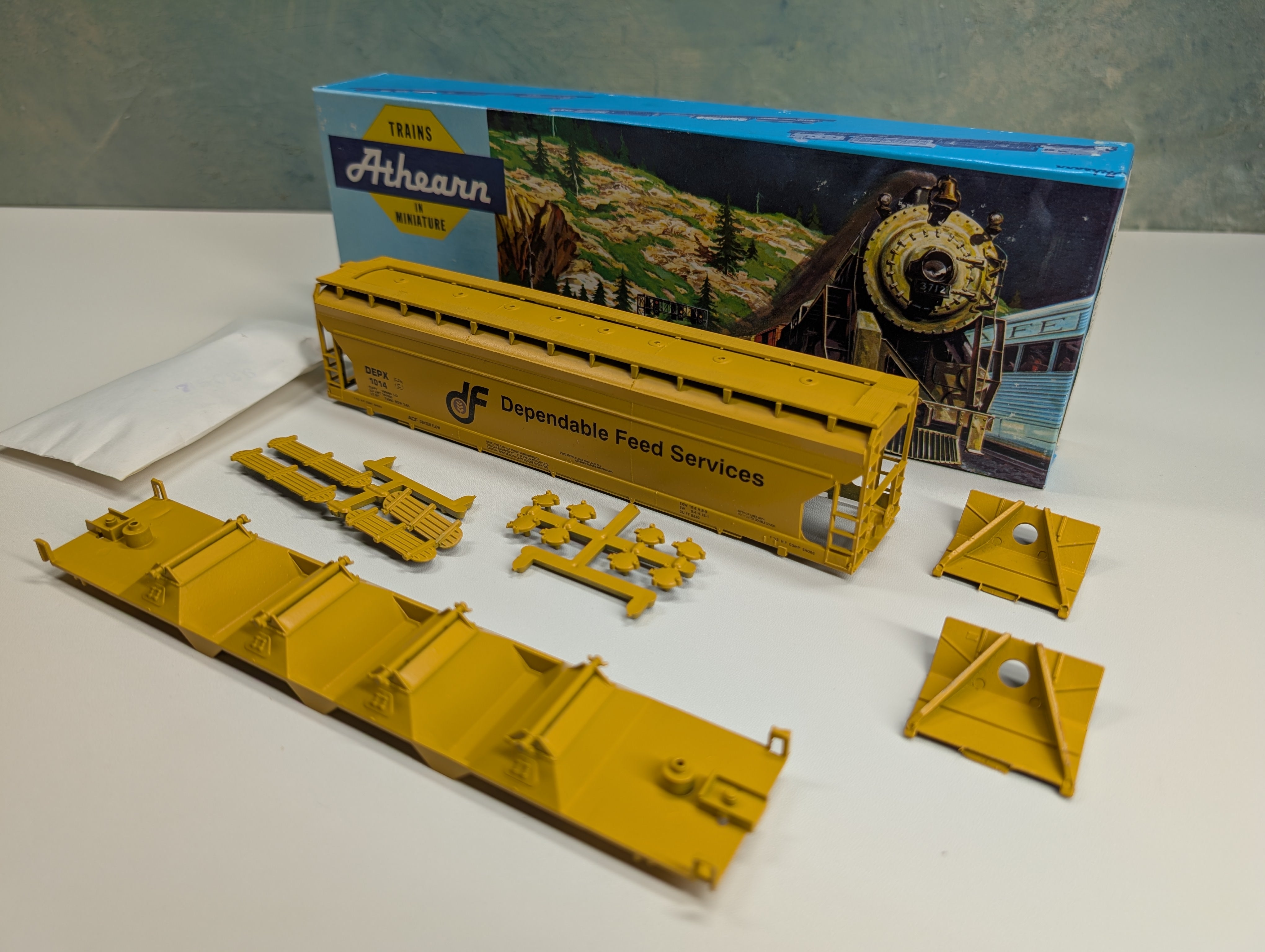 USED Athearn HO Scale 55' ACF Center-Flow Hopper Dependable Feed Services DEPX #1014 Bev-Bel