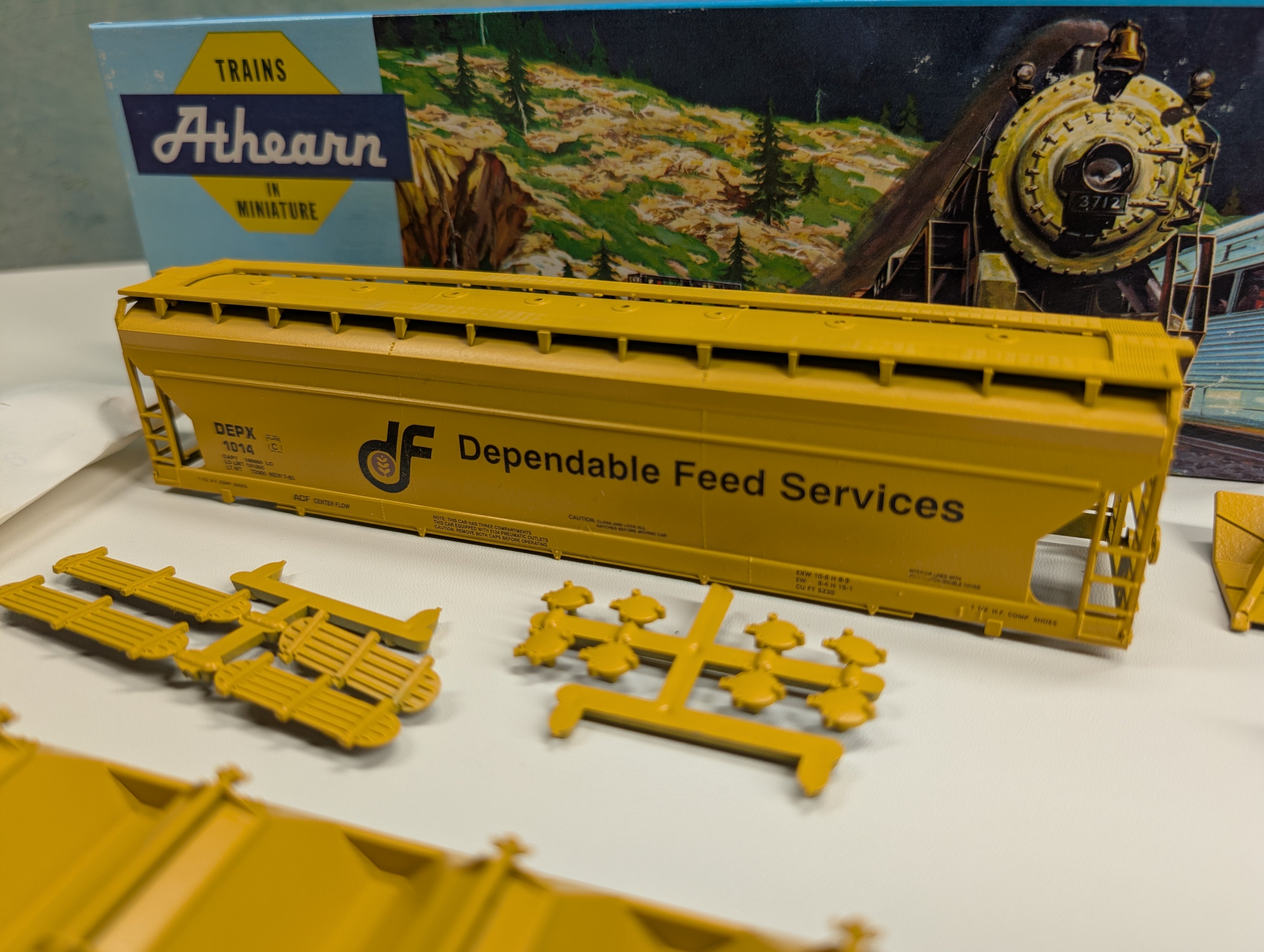 USED Athearn HO Scale 55' ACF Center-Flow Hopper Dependable Feed Services DEPX #1014 Bev-Bel