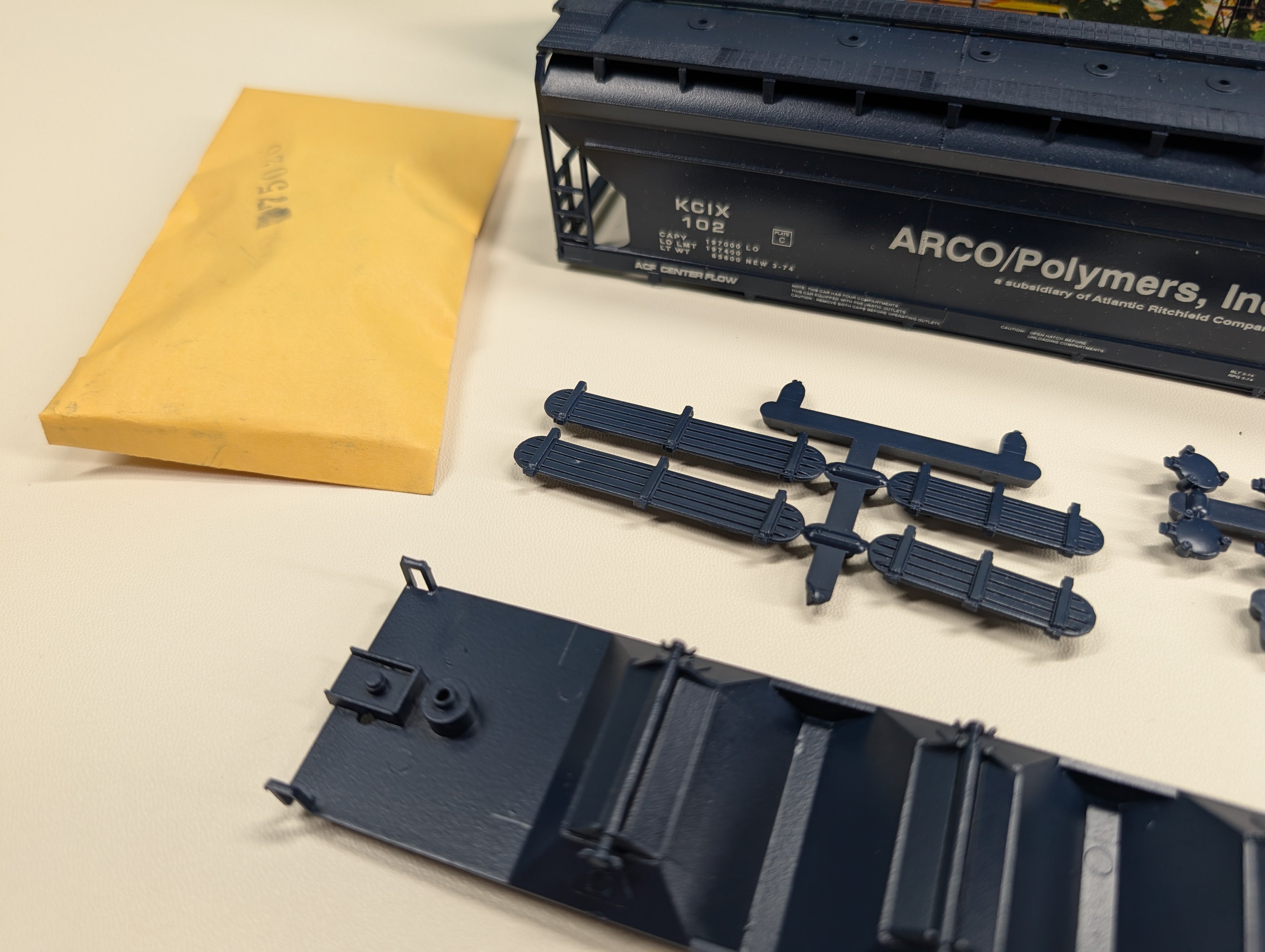 USED Athearn HO Scale 55' ACF Center-Flow Hopper Arco/Polymers Inc KCIX #102 Bev-Bel