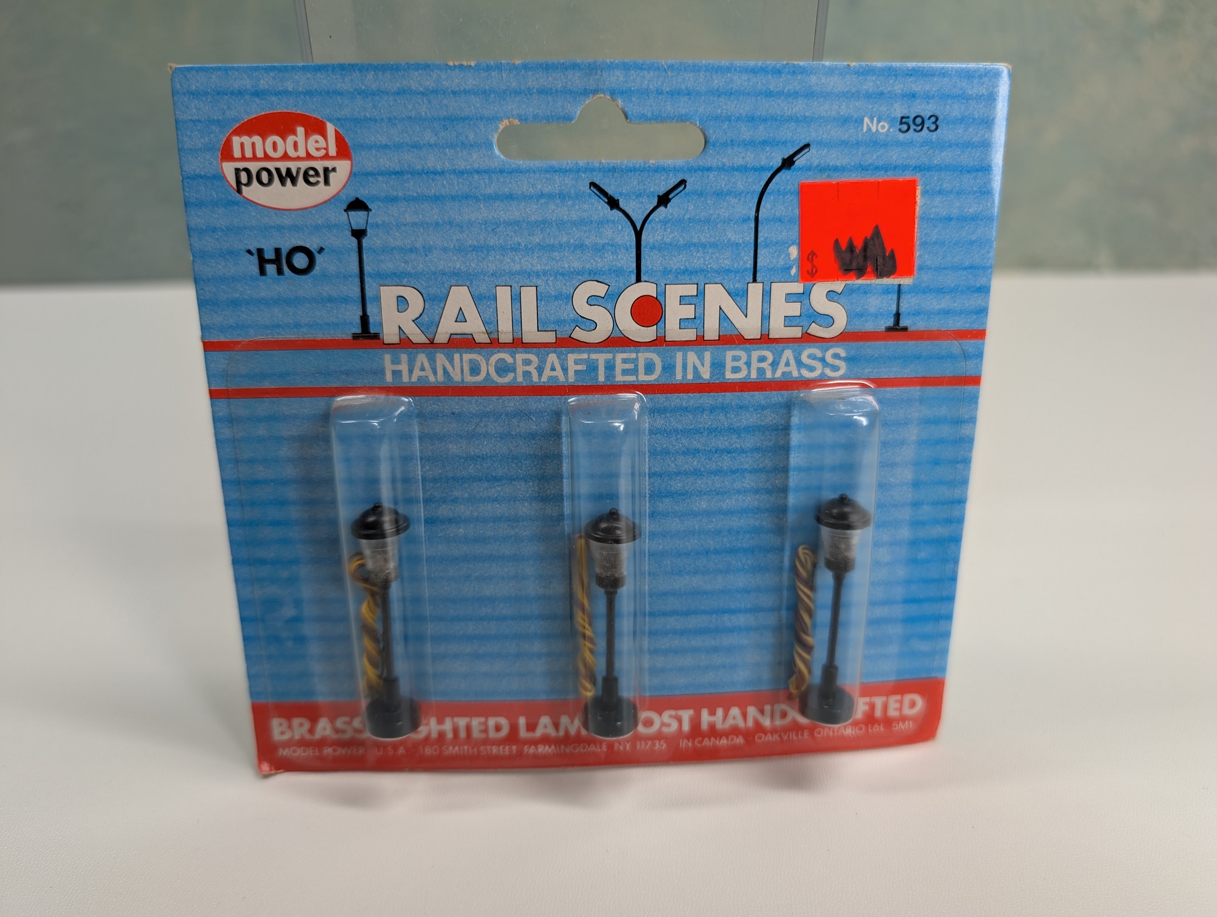 Model Power 593 HO Scale Brass Lighted Lamp Posts (3 pcs)