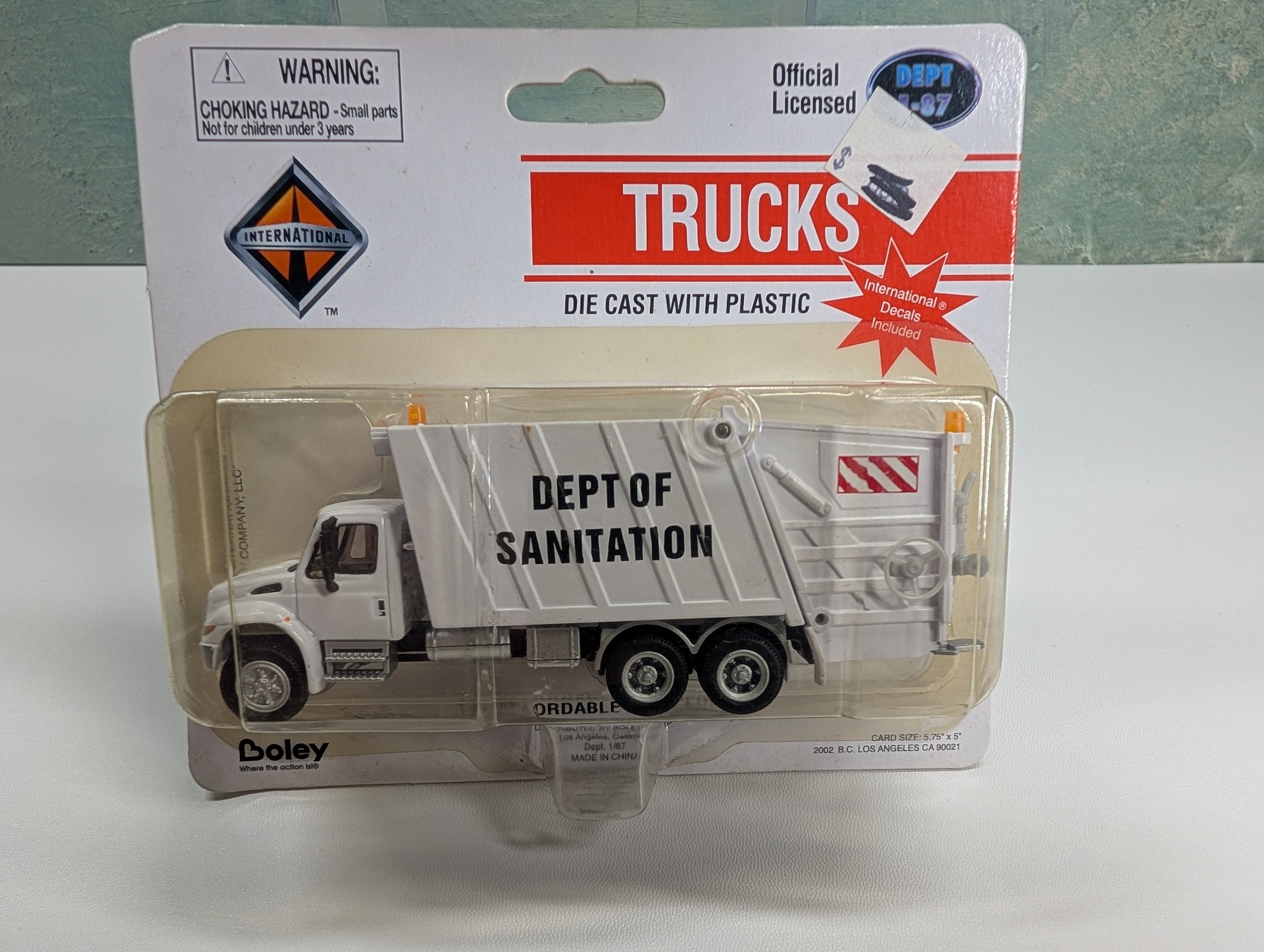 Boley HO Scale International White Garbage Sanitation Truck White Body/Cab
