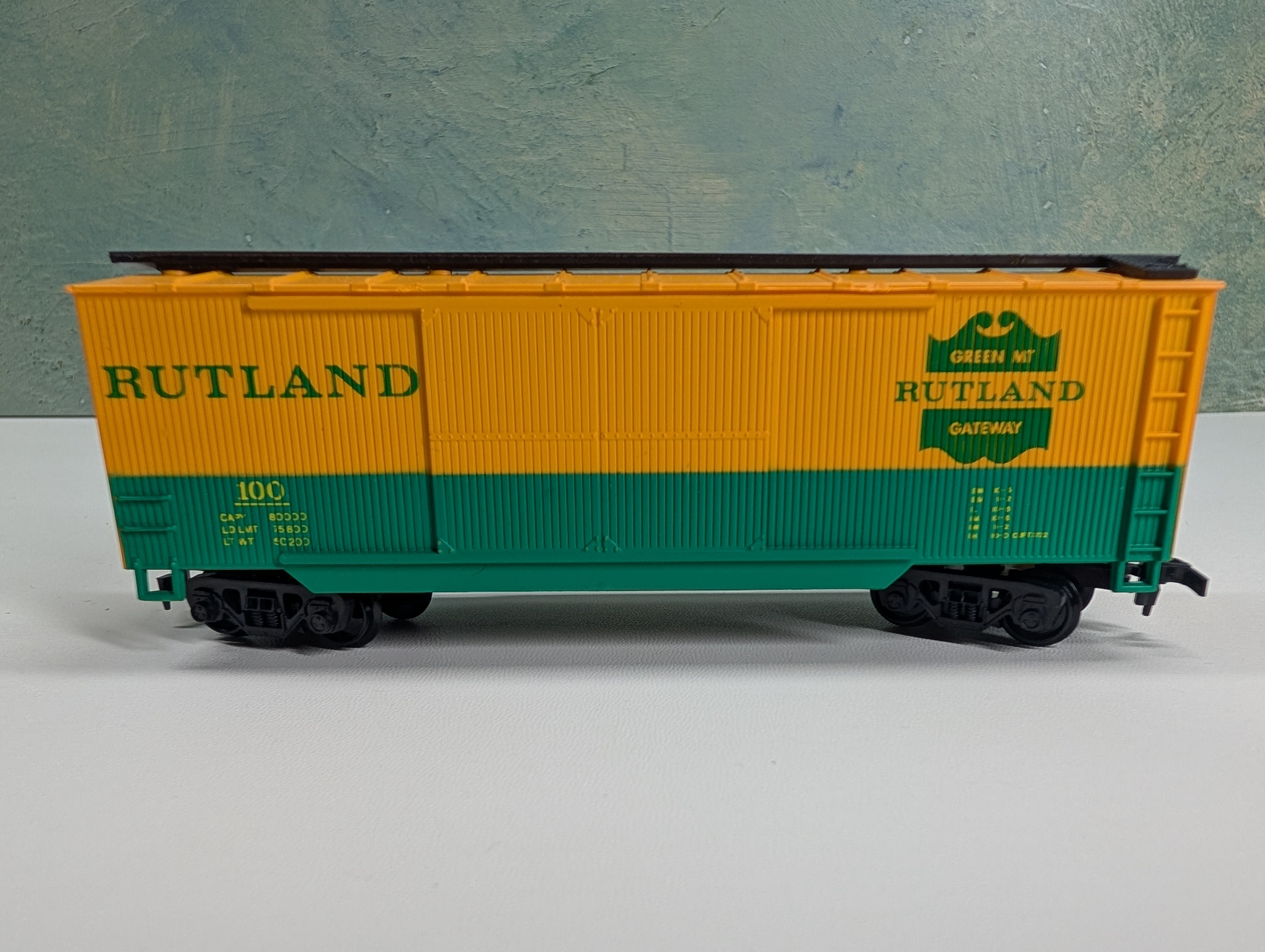 USED IHC HO Scale Wood Box Car Rutland #100