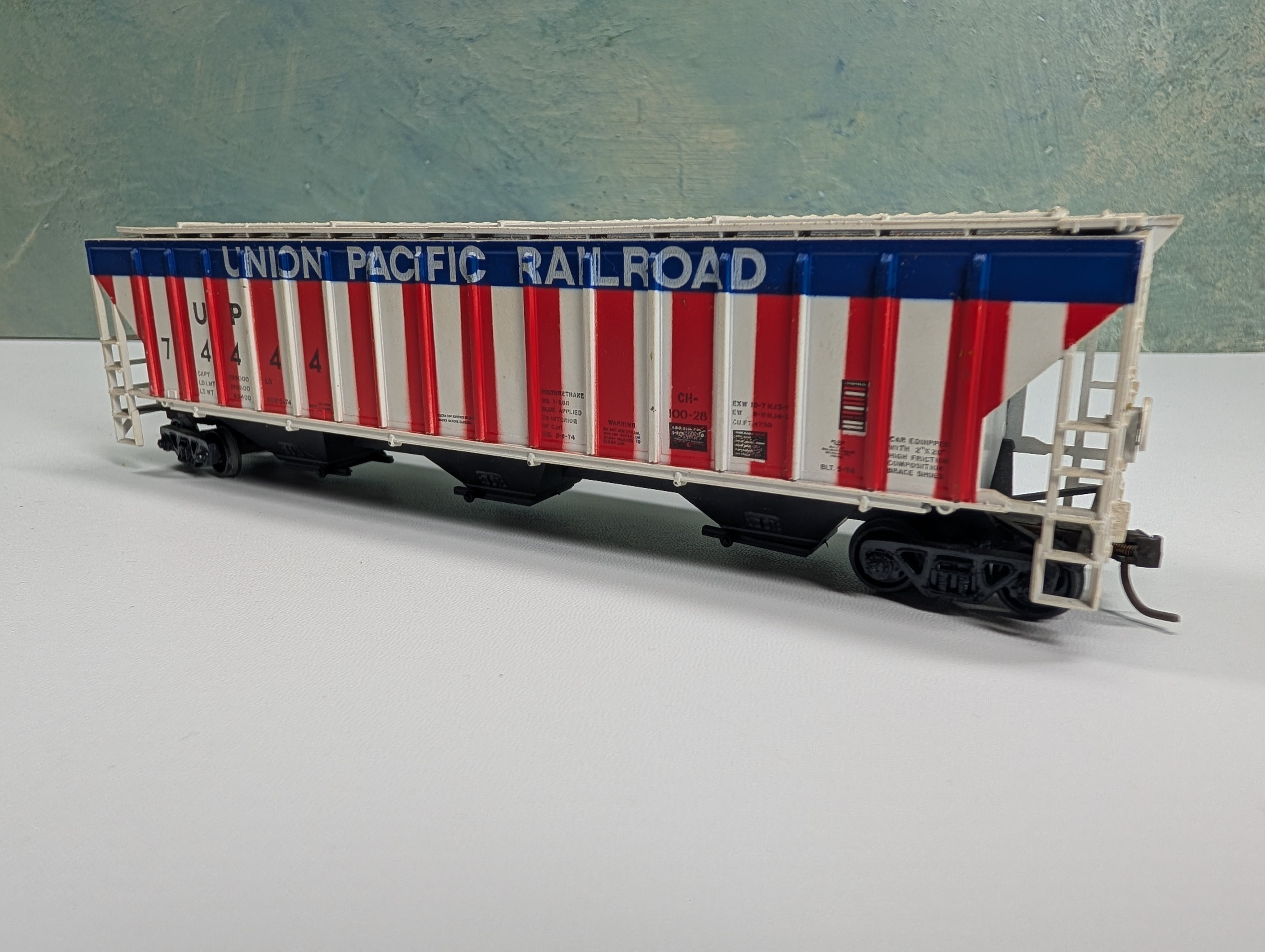 USED Athearn HO Scale 54' PS Ribside Covered Hopper Union Pacific UP #74444 Bev-Bel Stripes Scheme