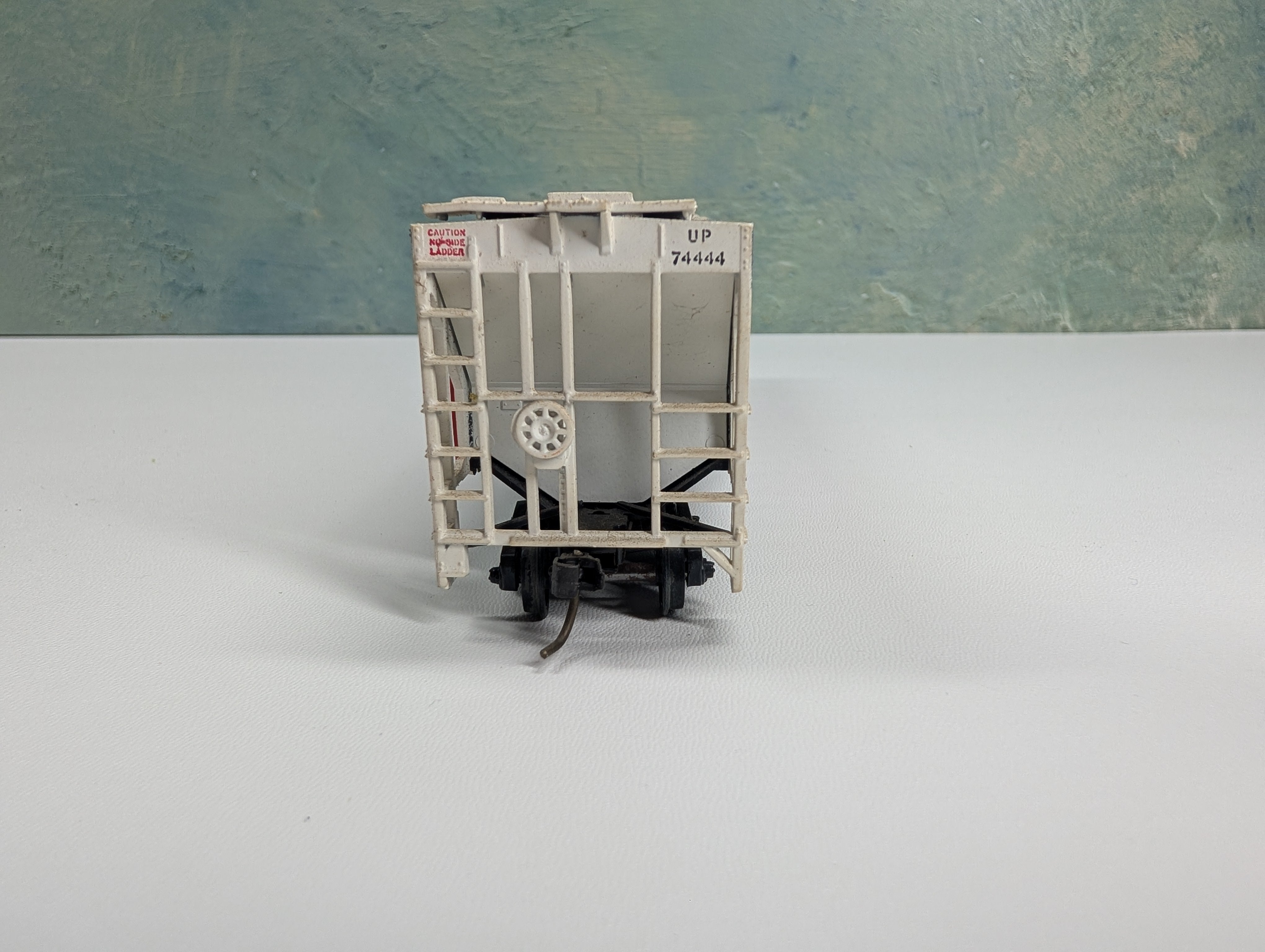 USED Athearn HO Scale 54' PS Ribside Covered Hopper Union Pacific UP #74444 Bev-Bel Stripes Scheme