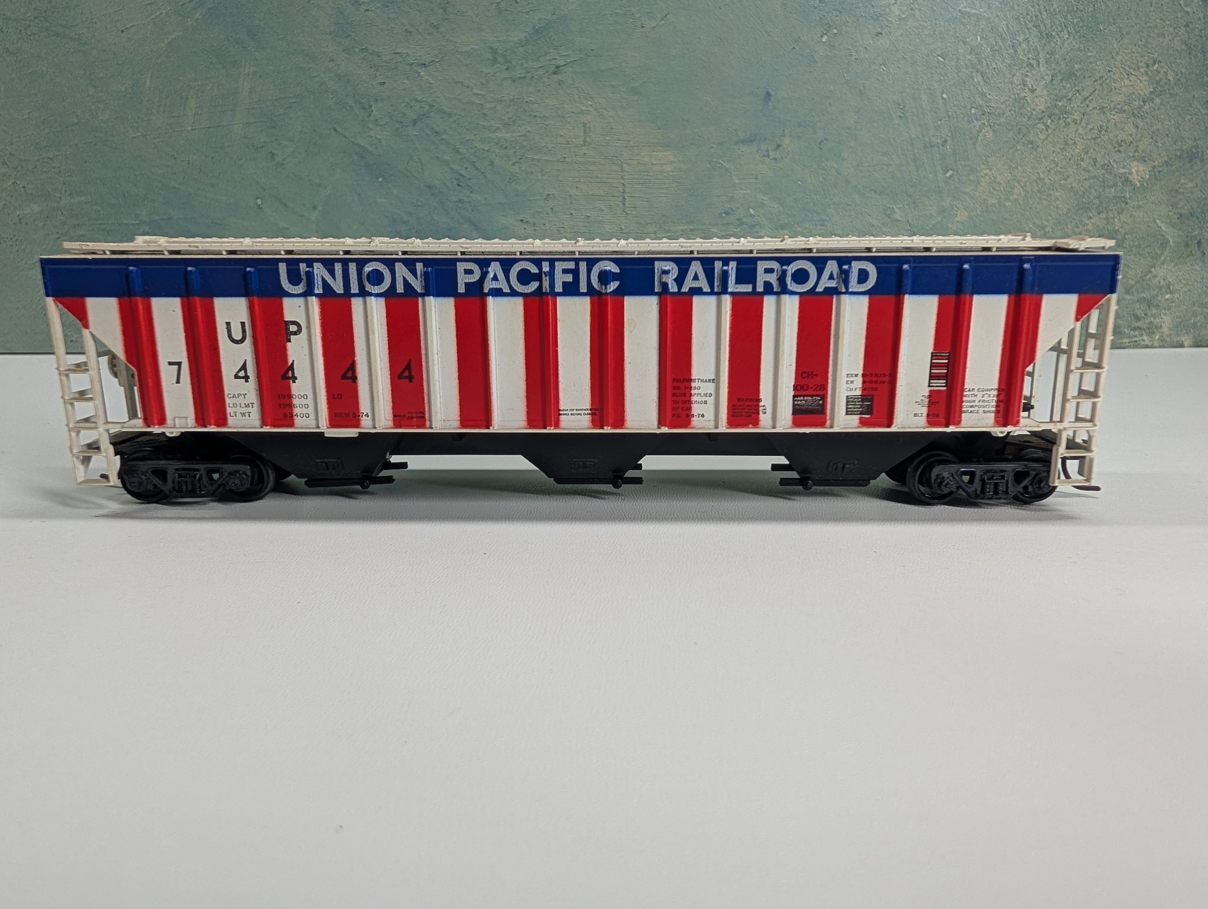 USED Athearn HO Scale 54' PS Ribside Covered Hopper Union Pacific UP #74444 Bev-Bel Stripes Scheme