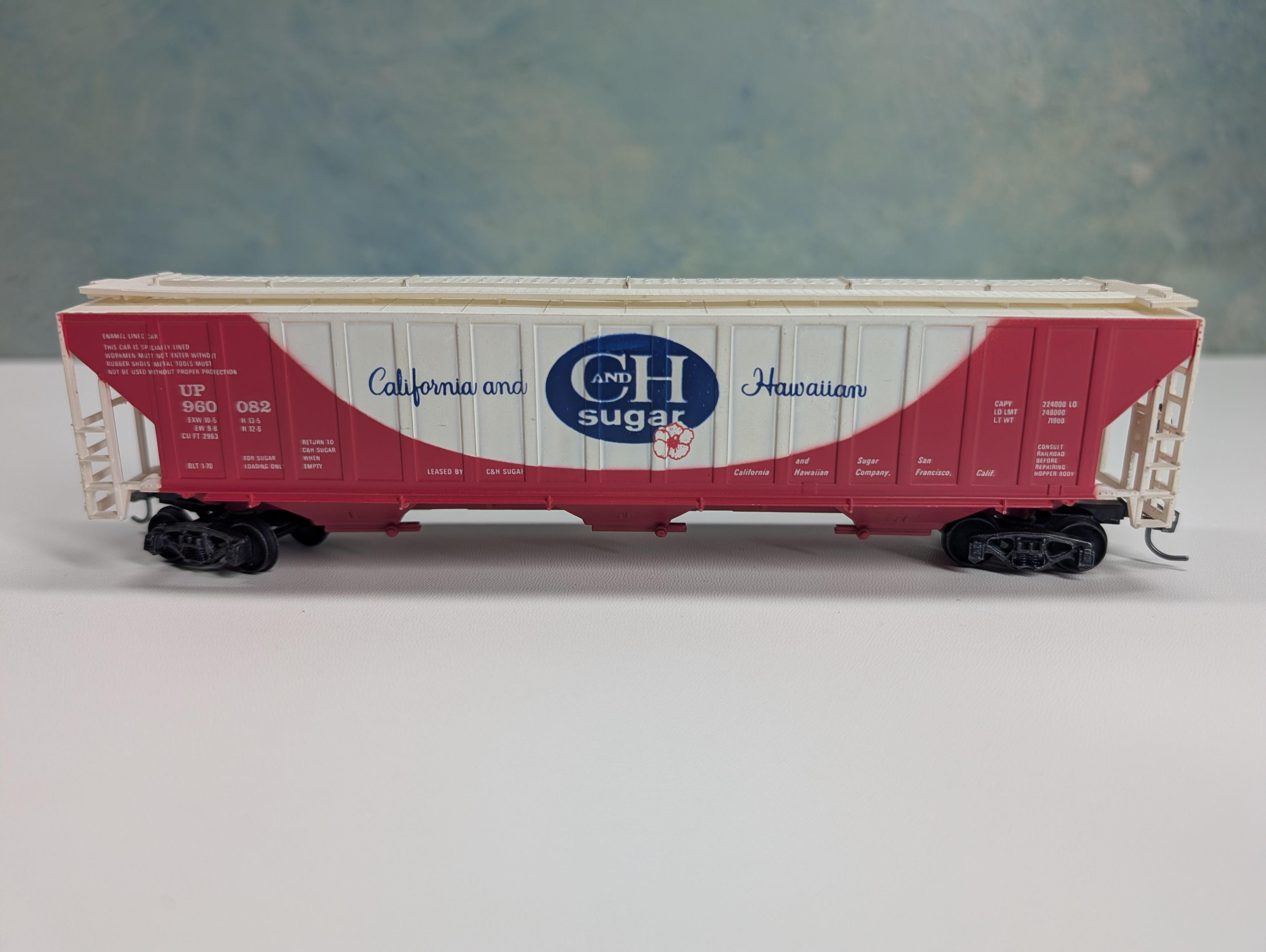 USED Tyco HO Scale 3 Bay Covered Hopper California & Hawaiian Sugar UP #960082 Kadee Trucks