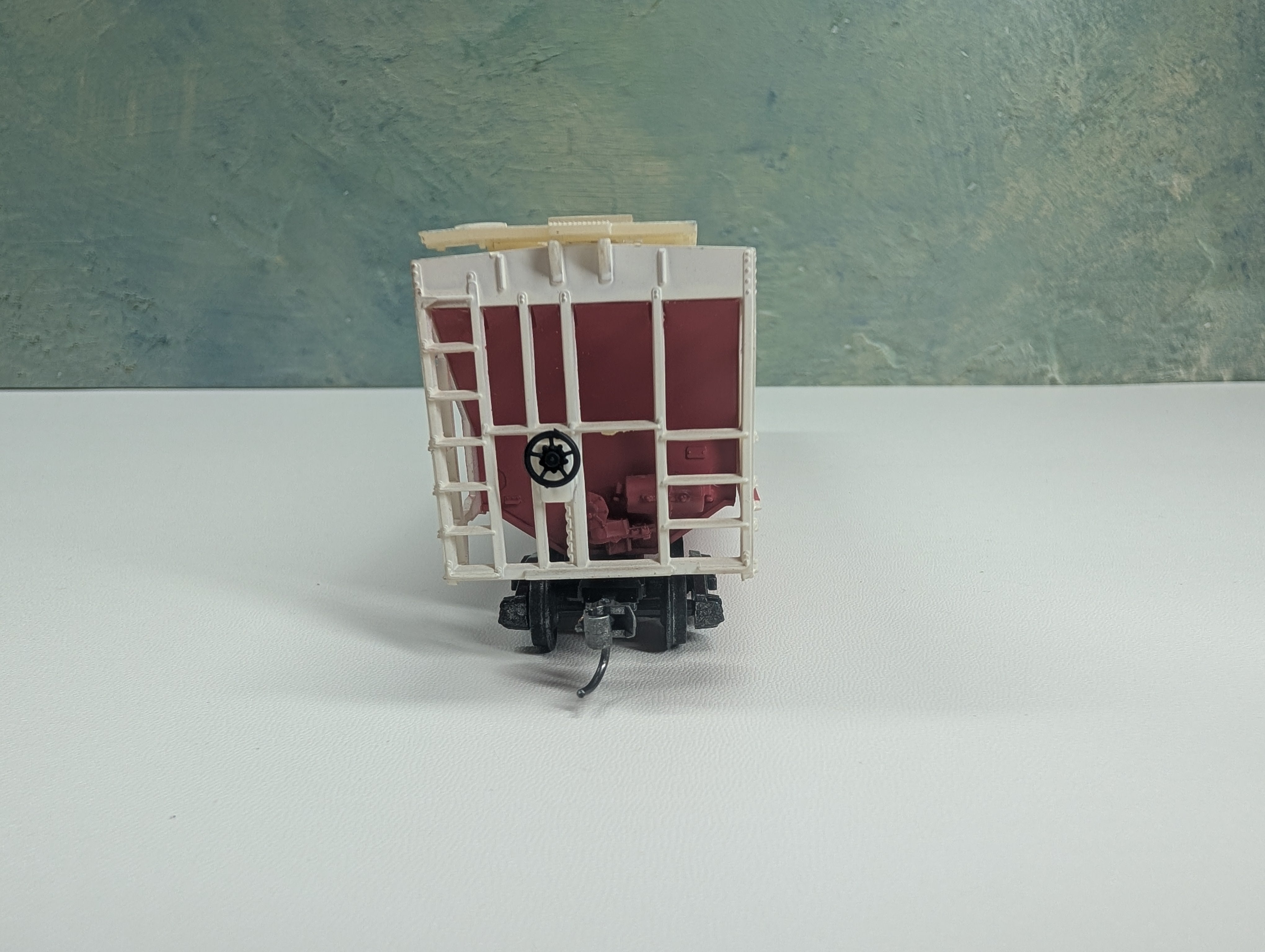 USED Tyco HO Scale 3 Bay Covered Hopper California & Hawaiian Sugar UP #960082 Kadee Trucks