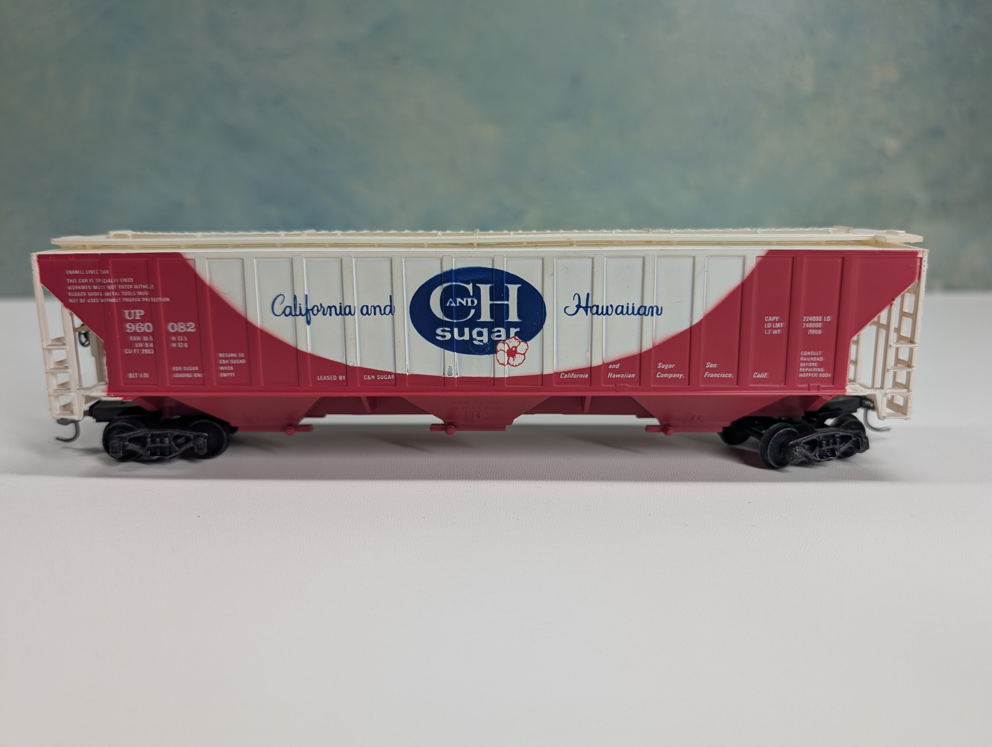 USED Tyco HO Scale 3 Bay Covered Hopper California & Hawaiian Sugar UP #960082 Kadee Trucks