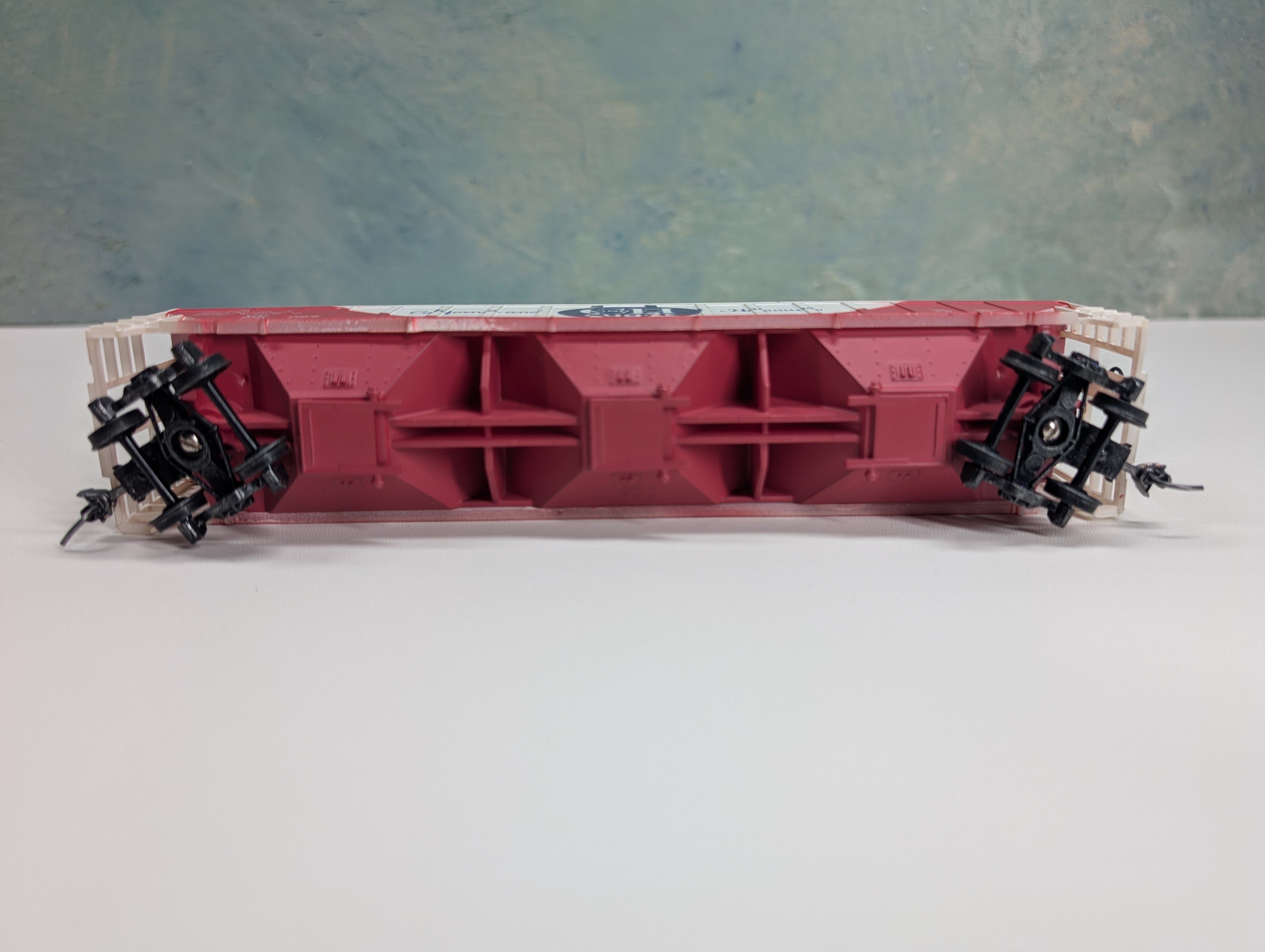 USED Tyco HO Scale 3 Bay Covered Hopper California & Hawaiian Sugar UP #960082 Kadee Trucks