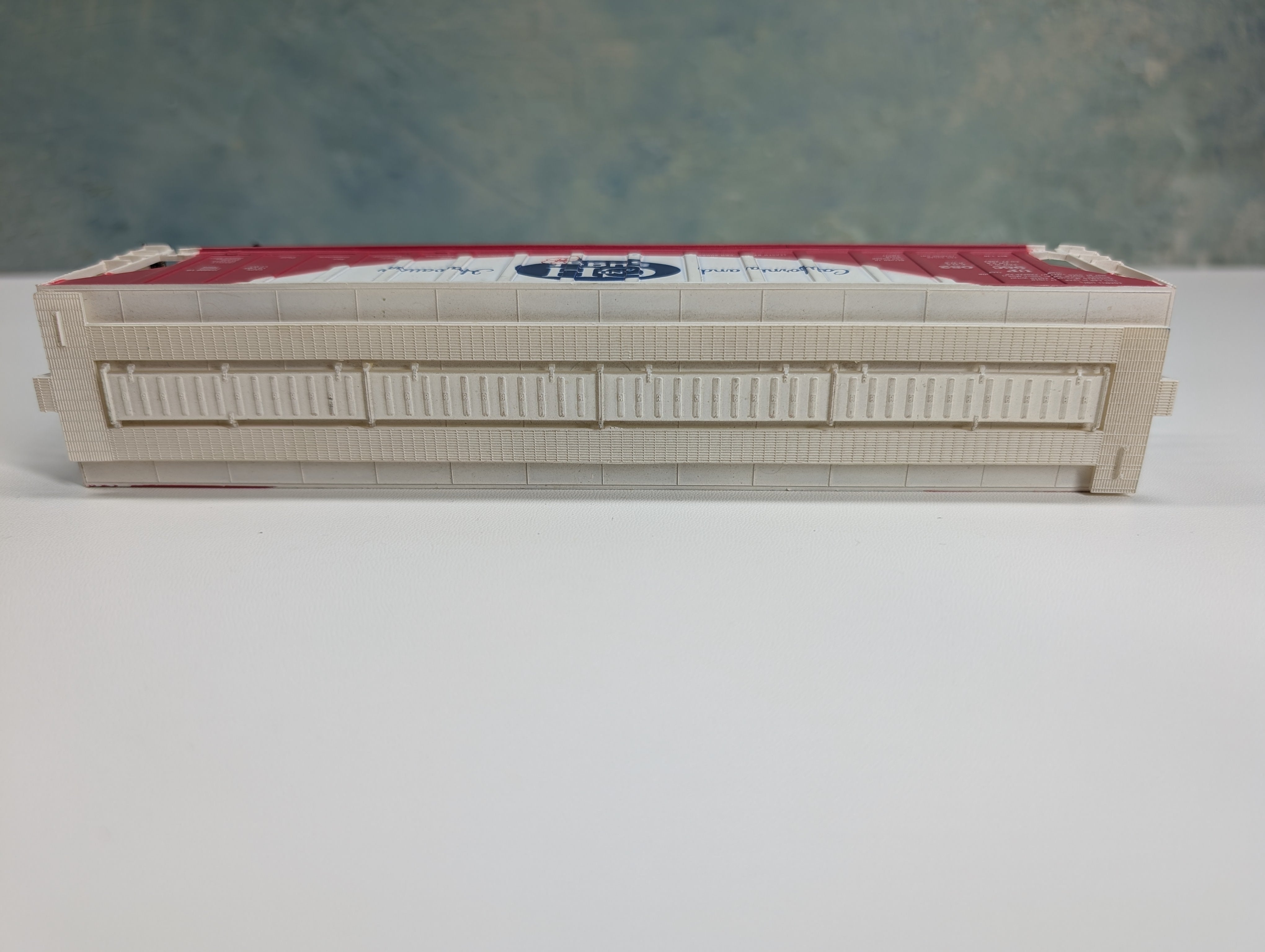 USED Tyco HO Scale 3 Bay Covered Hopper California & Hawaiian Sugar UP #960082 Kadee Trucks