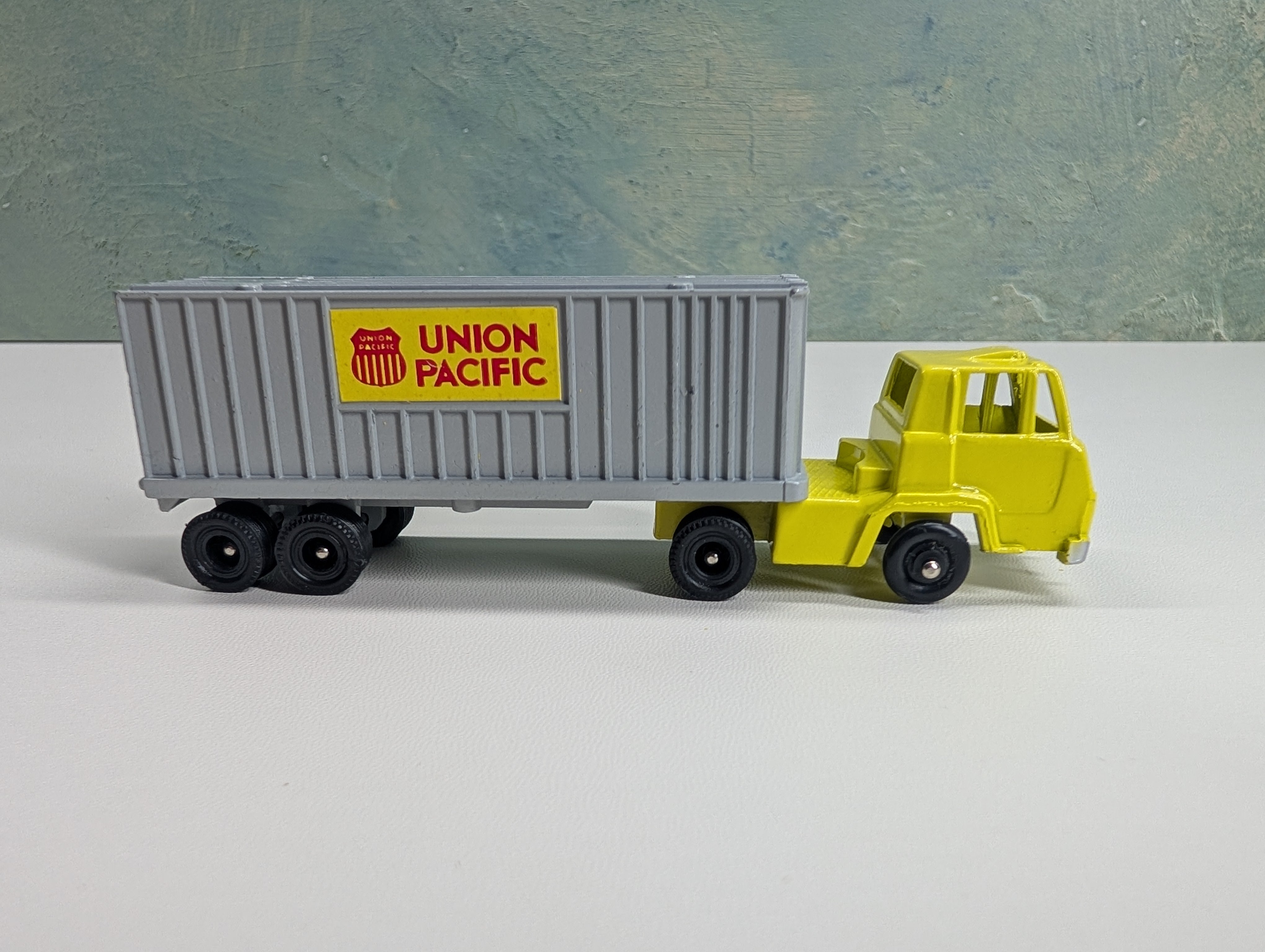 USED Lionel HO Scale Metal Trailer and Cab Union Pacific