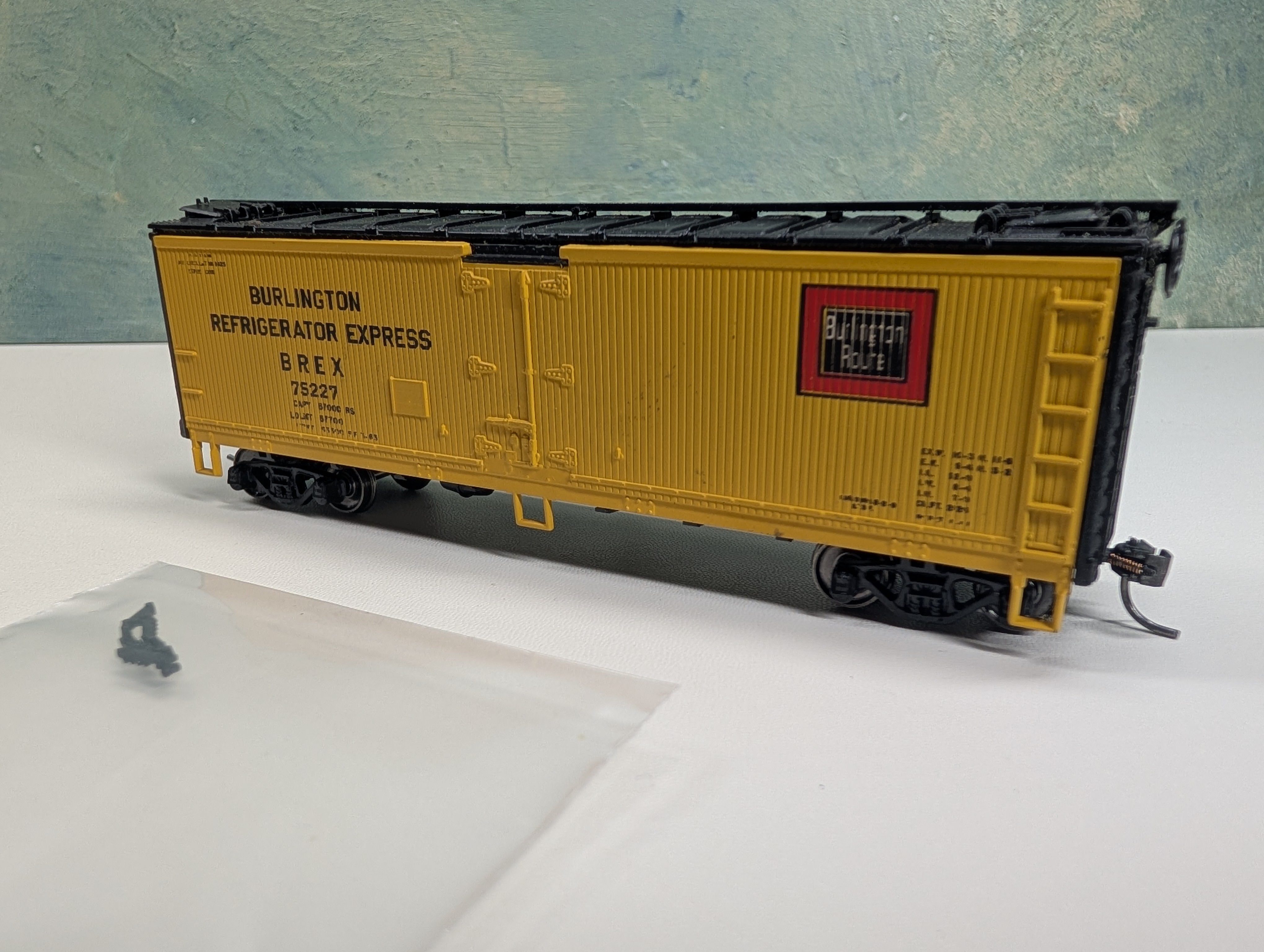 USED Athearn HO Scale 40' Reefer Burlington BREX #75227 Metal Wheels