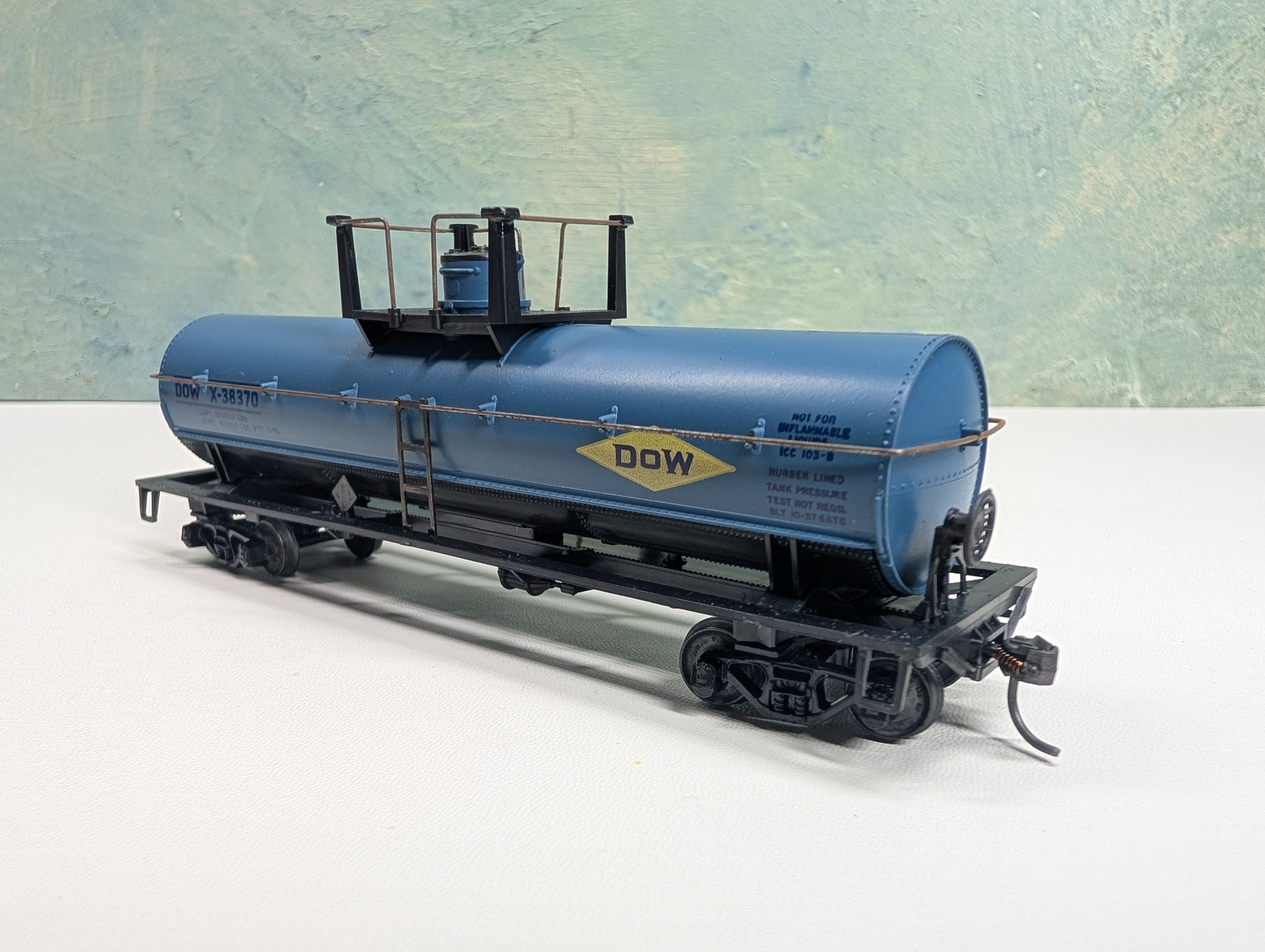 USED Athearn HO Scale Chemical Tank Car DOW #X-38370