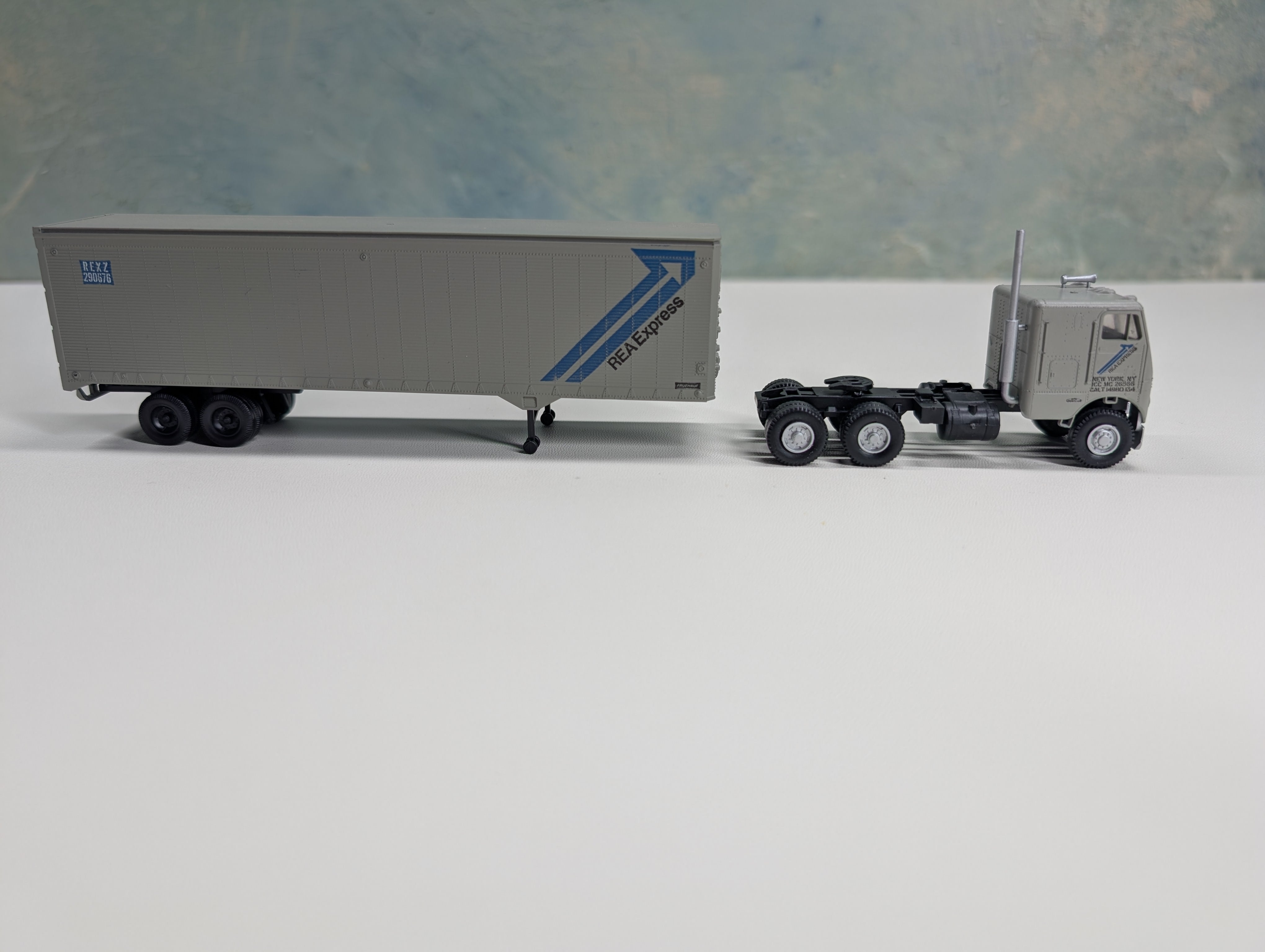 USED Athearn HO Scale Tractor Cab w/ 40' Trailer REA Express #201348