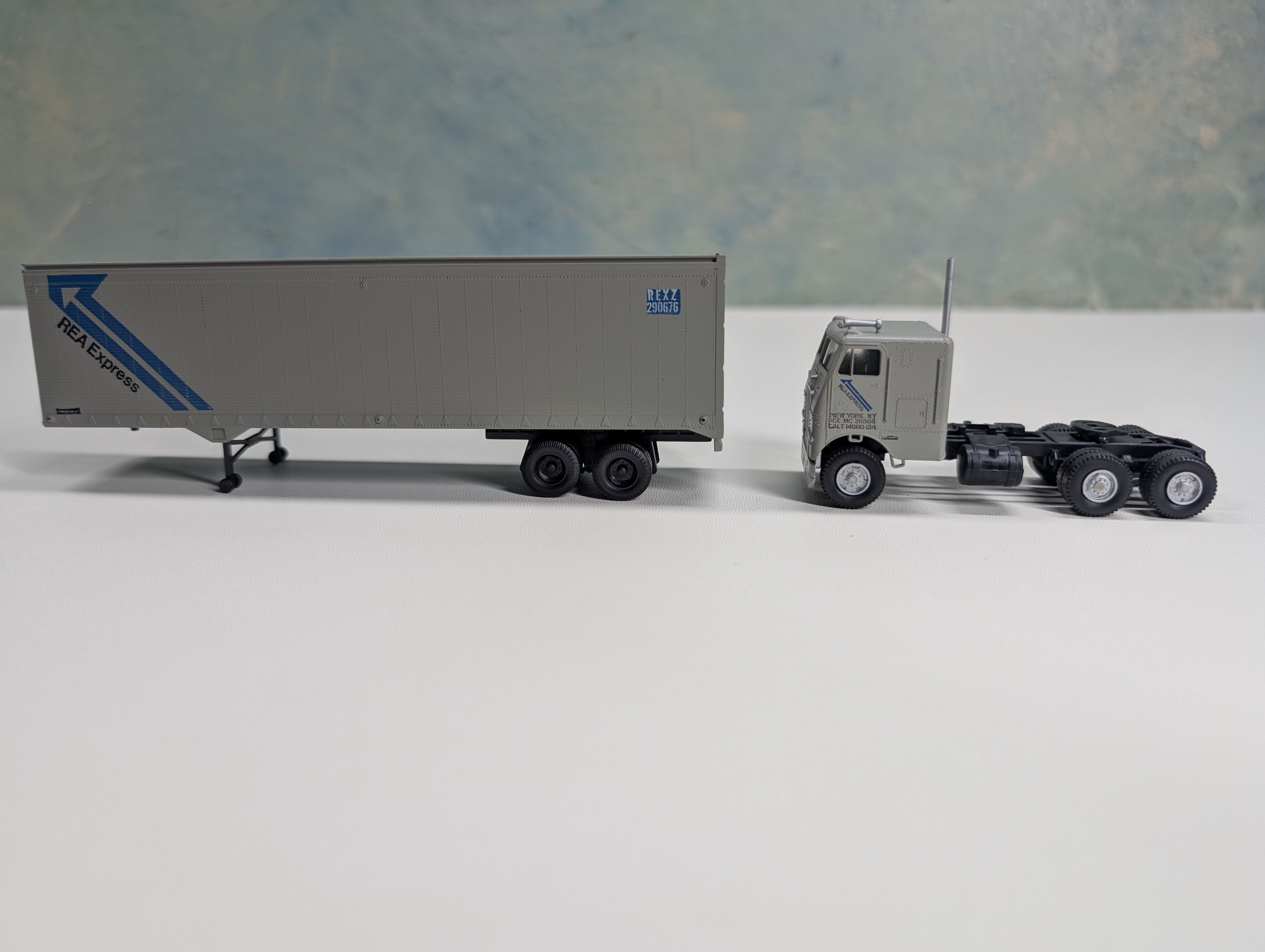 USED Athearn HO Scale Tractor Cab w/ 40' Trailer REA Express #201348