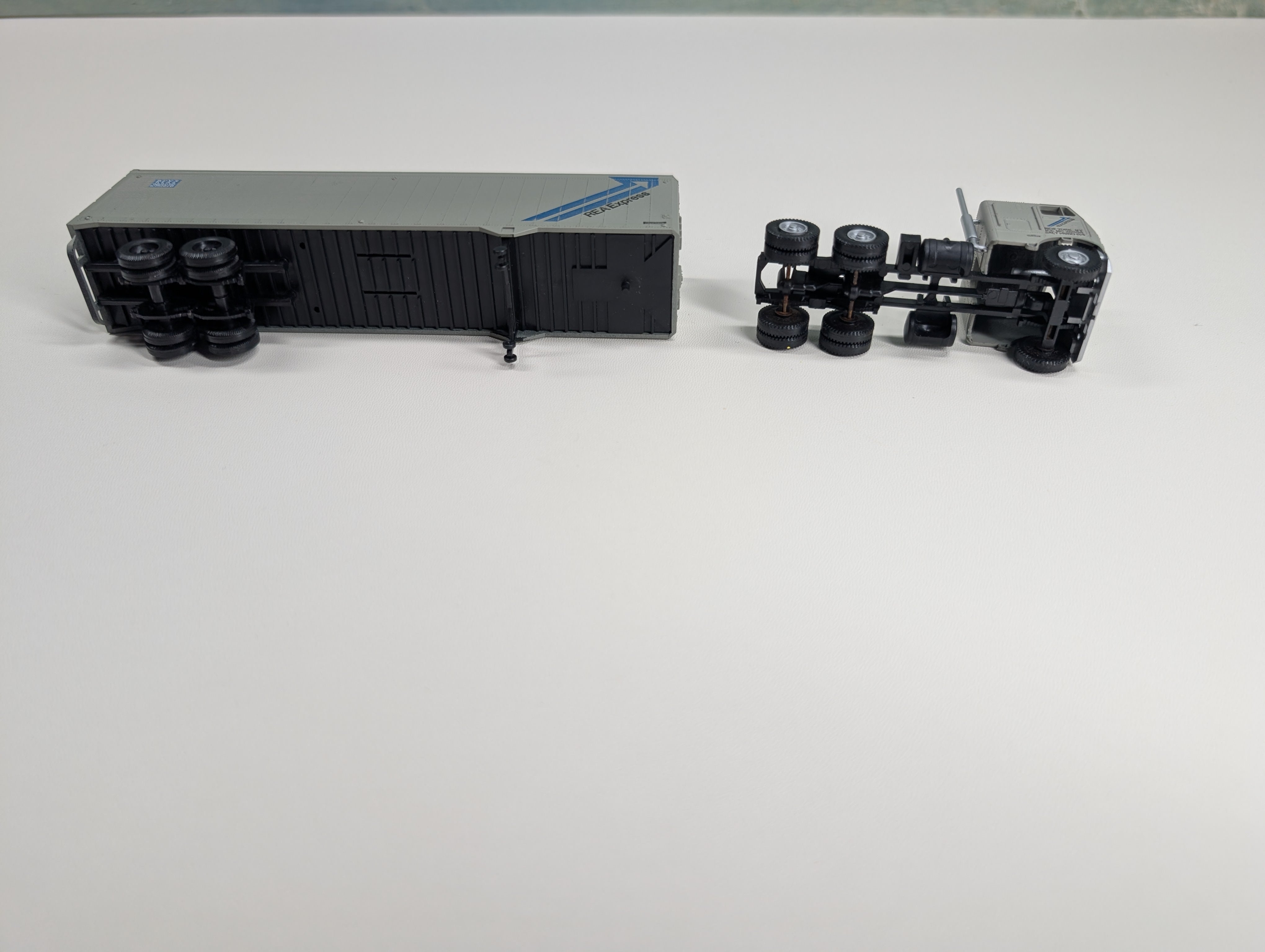 USED Athearn HO Scale Tractor Cab w/ 40' Trailer REA Express #201348