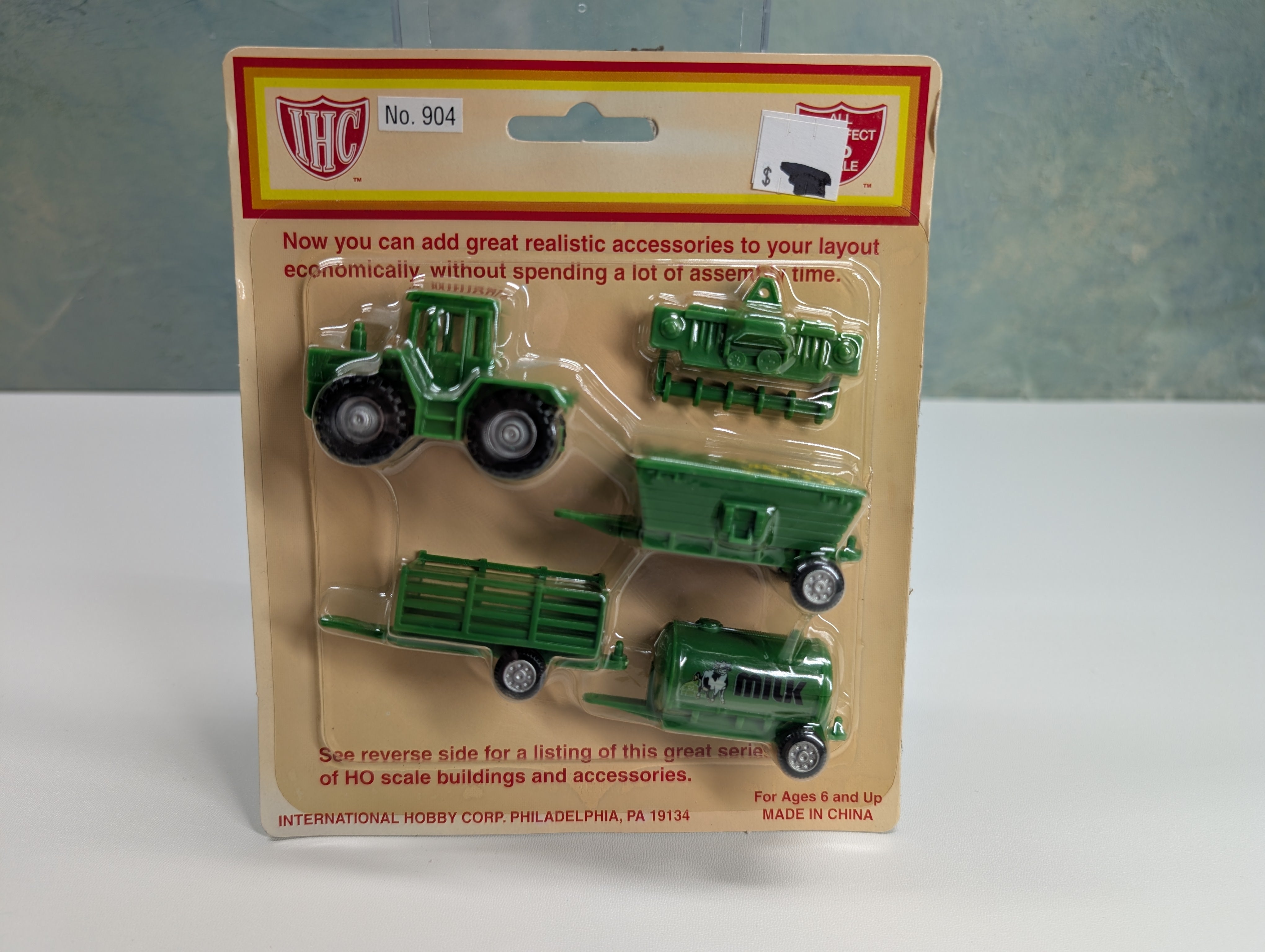IHC 904 HO Scale Green Tractor & Accessories