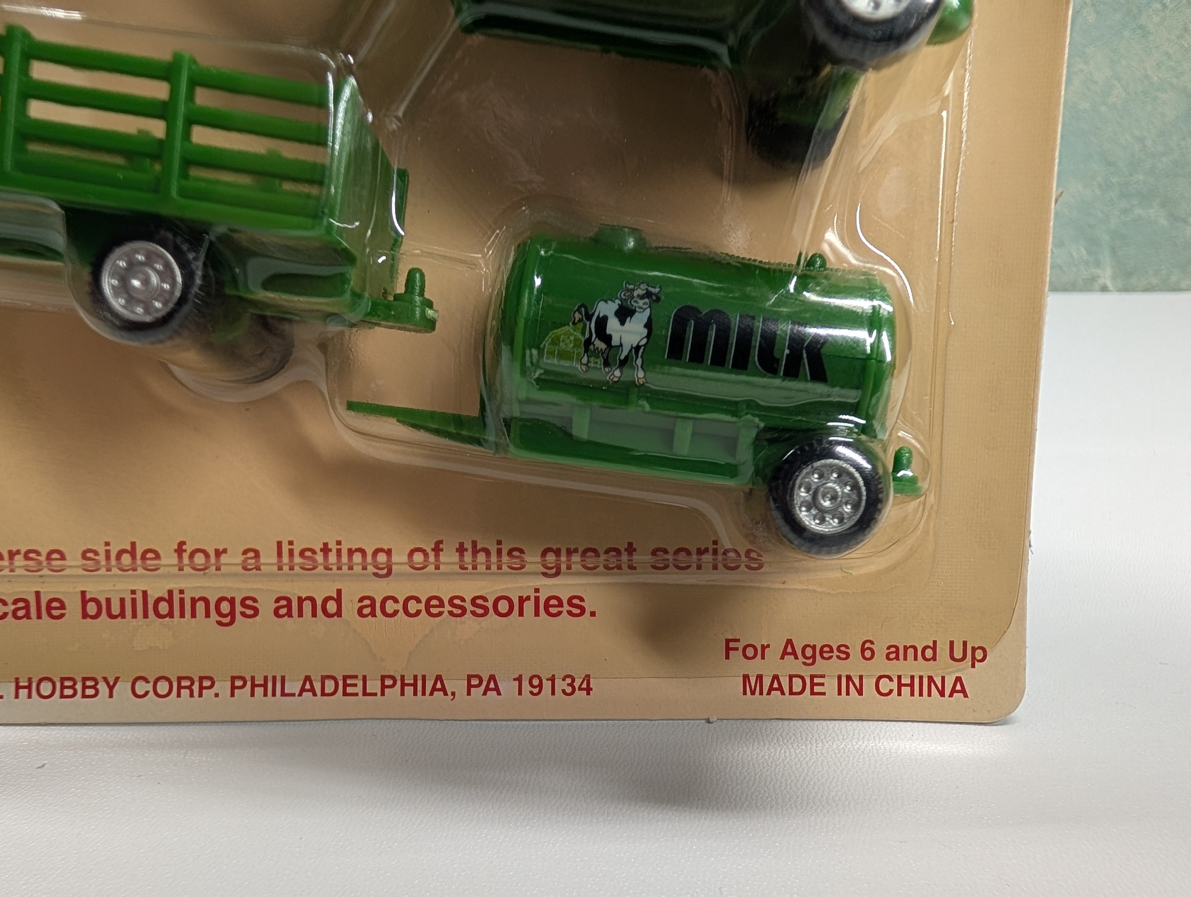 IHC 904 HO Scale Green Tractor & Accessories