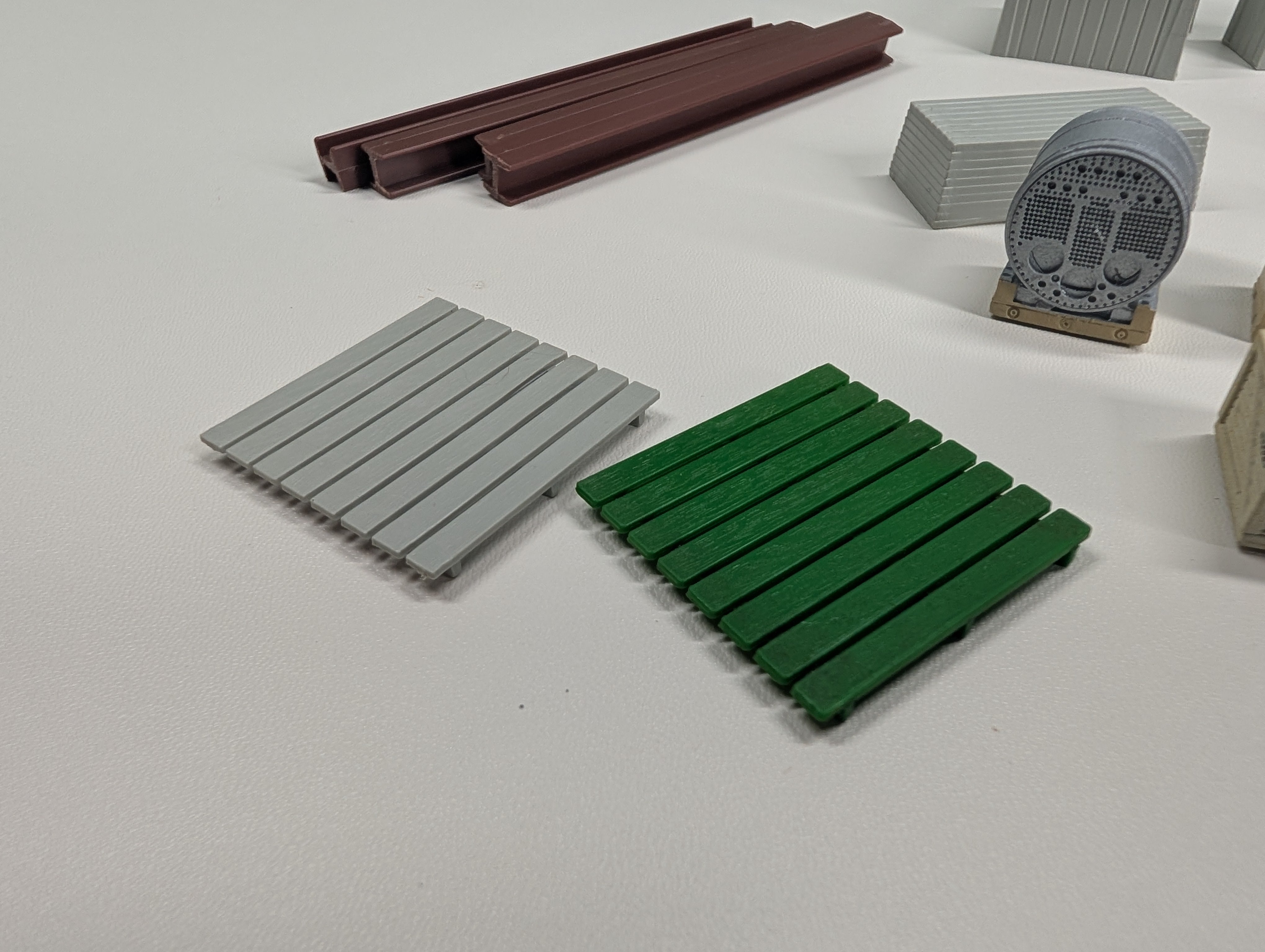 USED HO Scale Lot of Loads and other Scenery Details