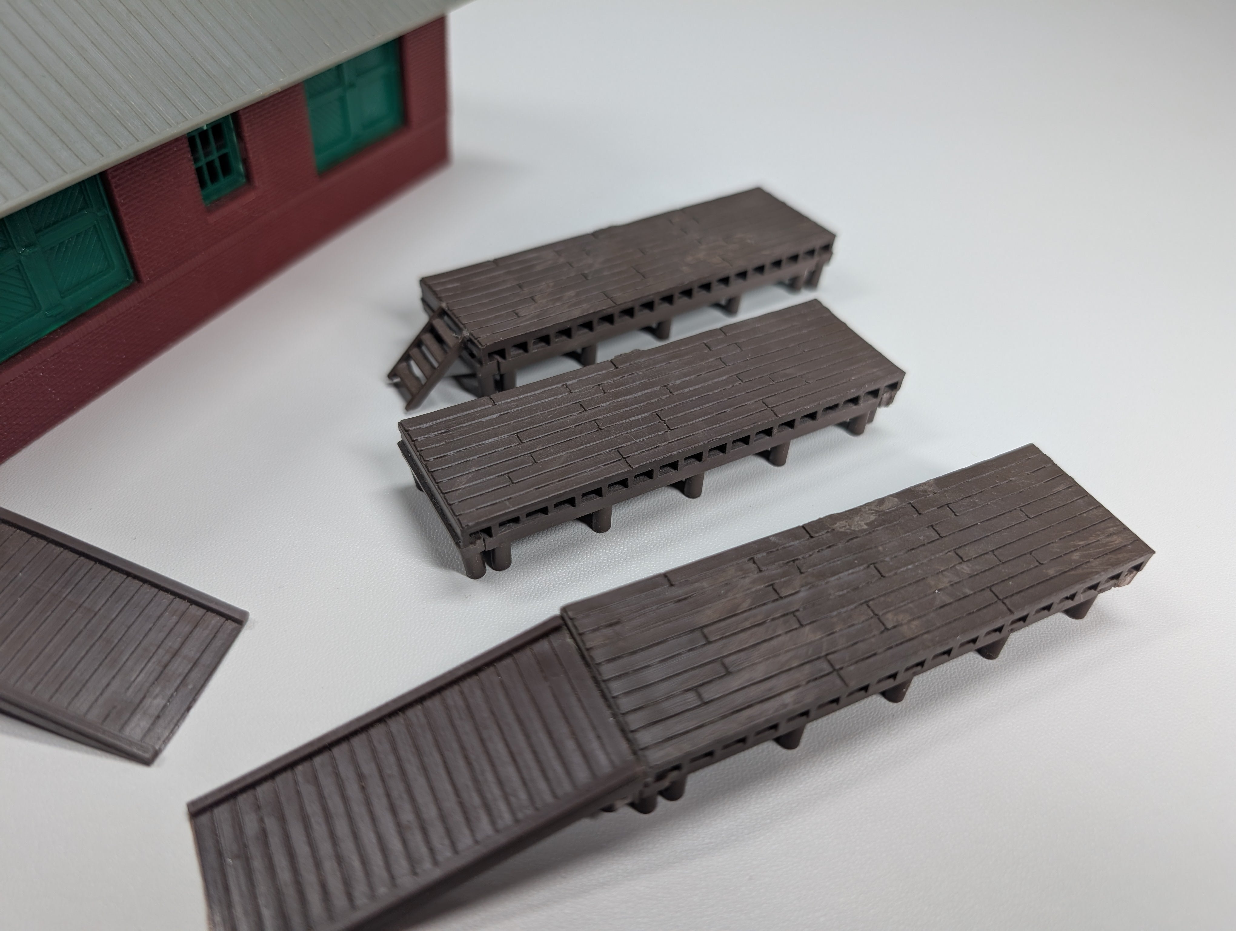 USED HO Scale Brick Warehouse w/ Ramps
