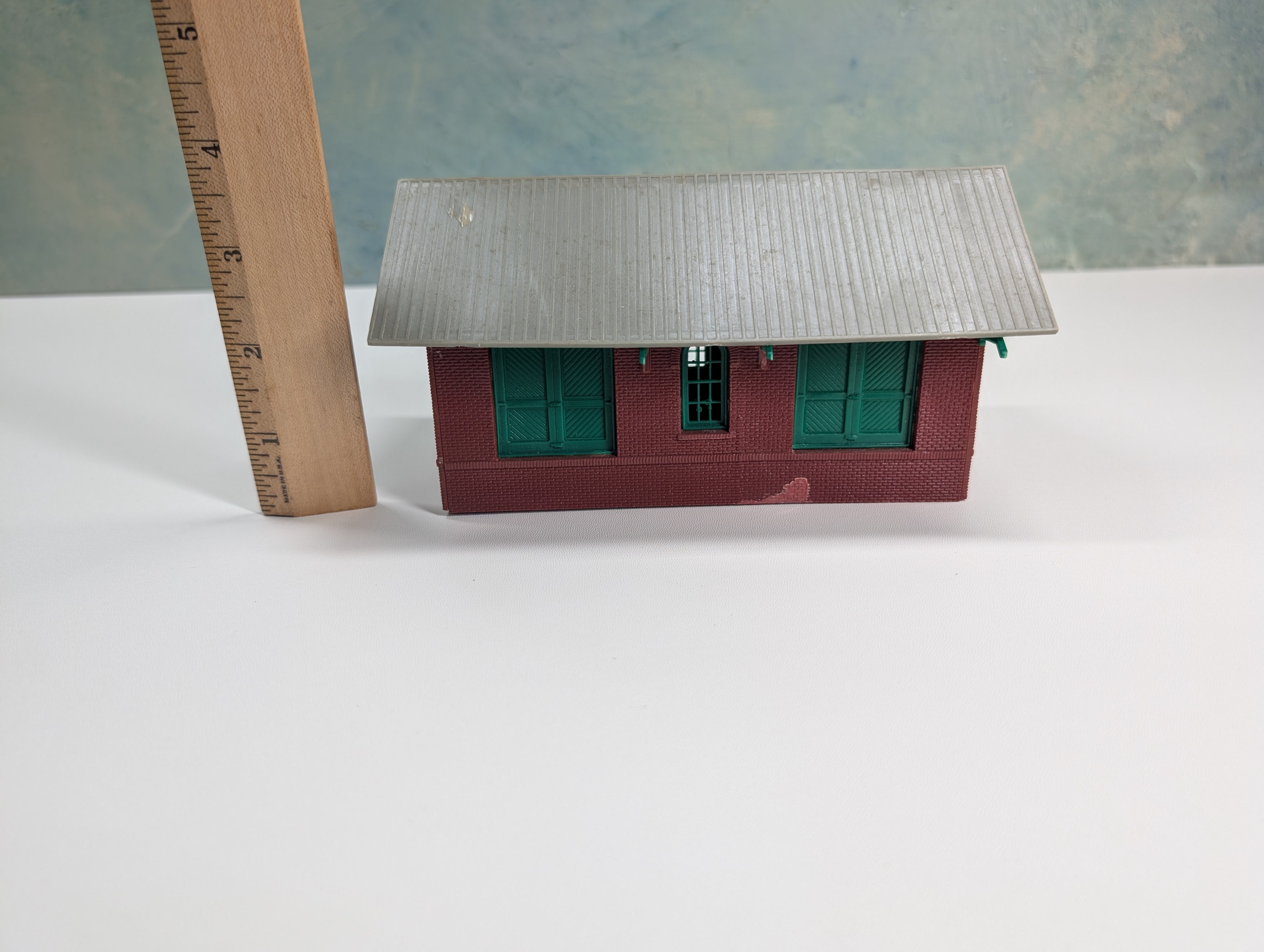 USED HO Scale Brick Warehouse w/ Ramps