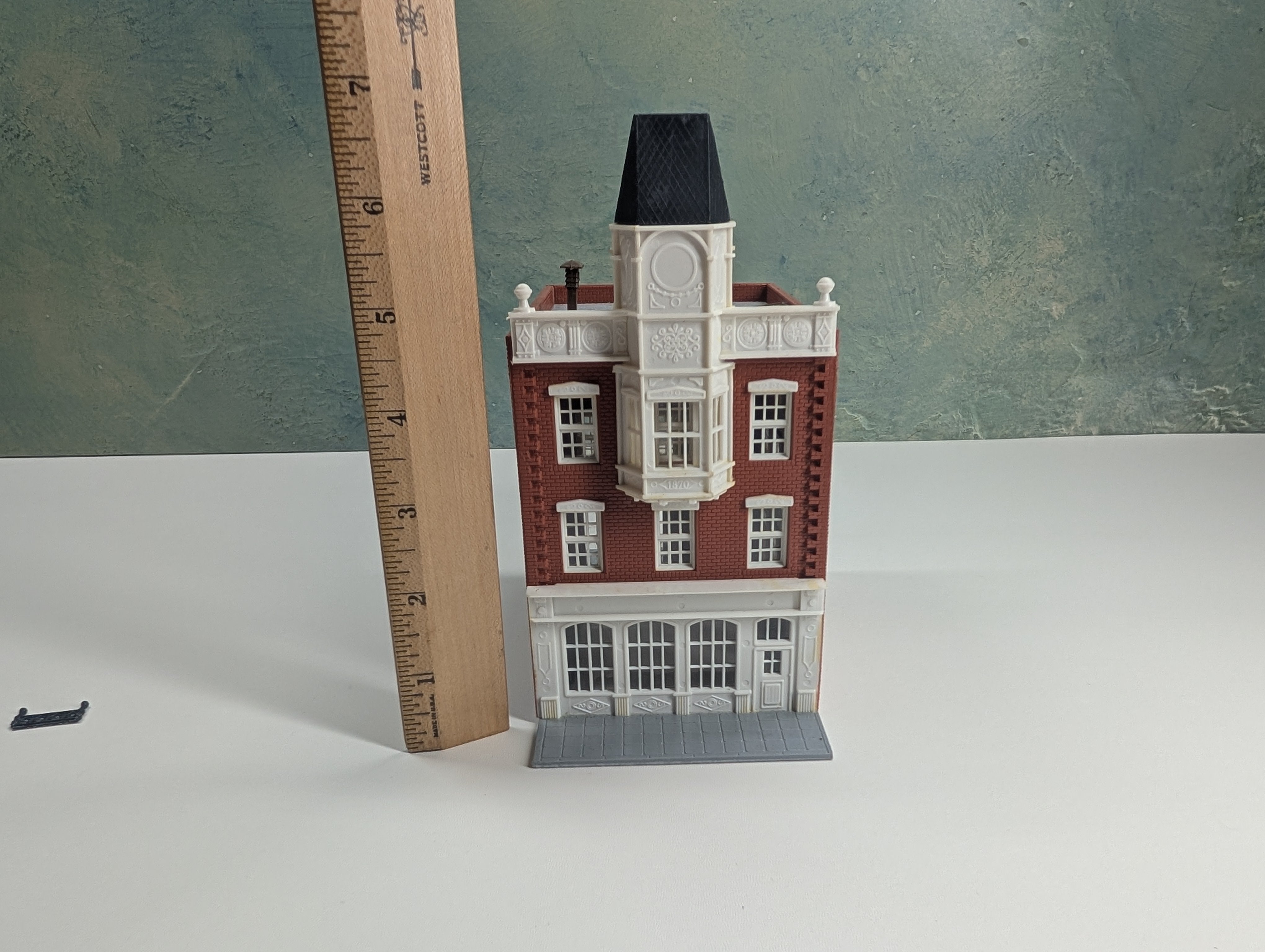 USED HO Scale Herald Star, Brick Building