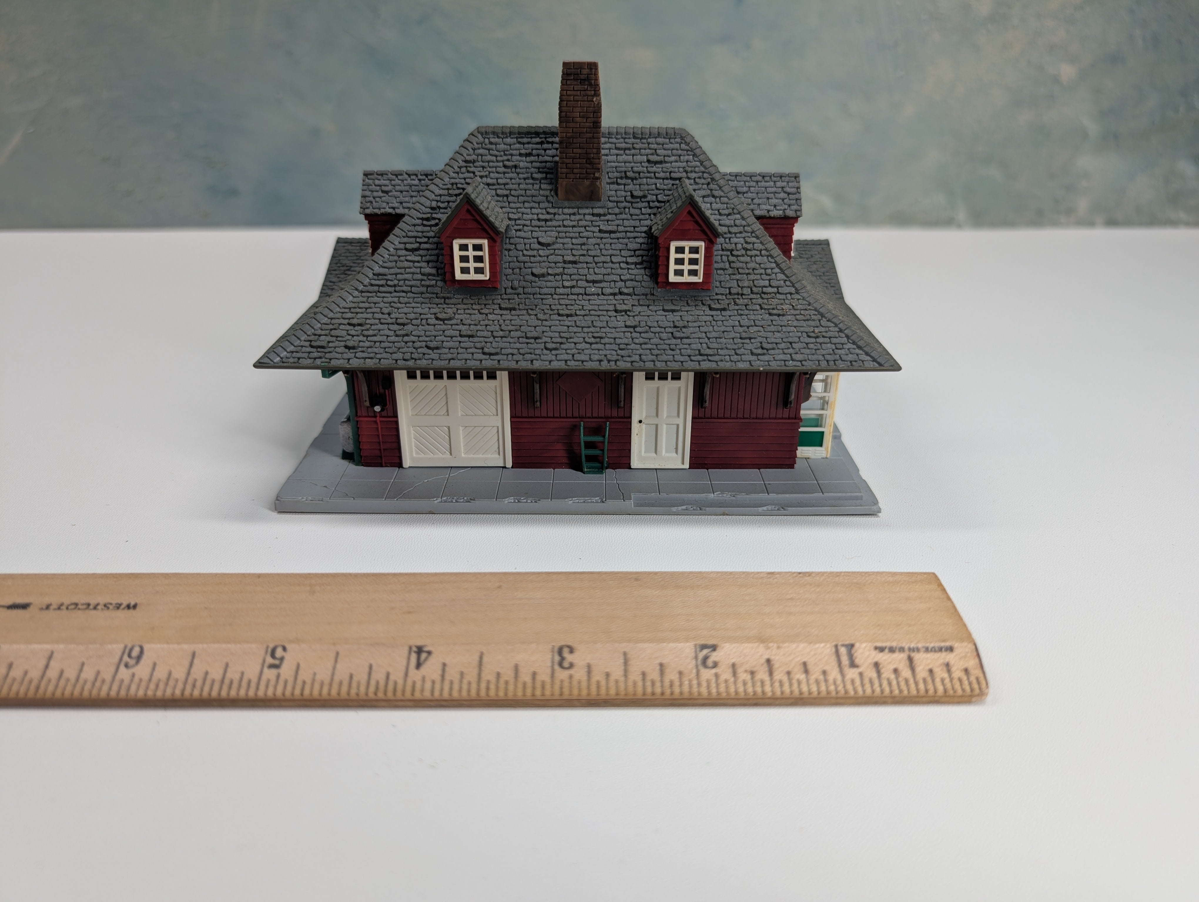 USED HO Scale Small Passenger Station
