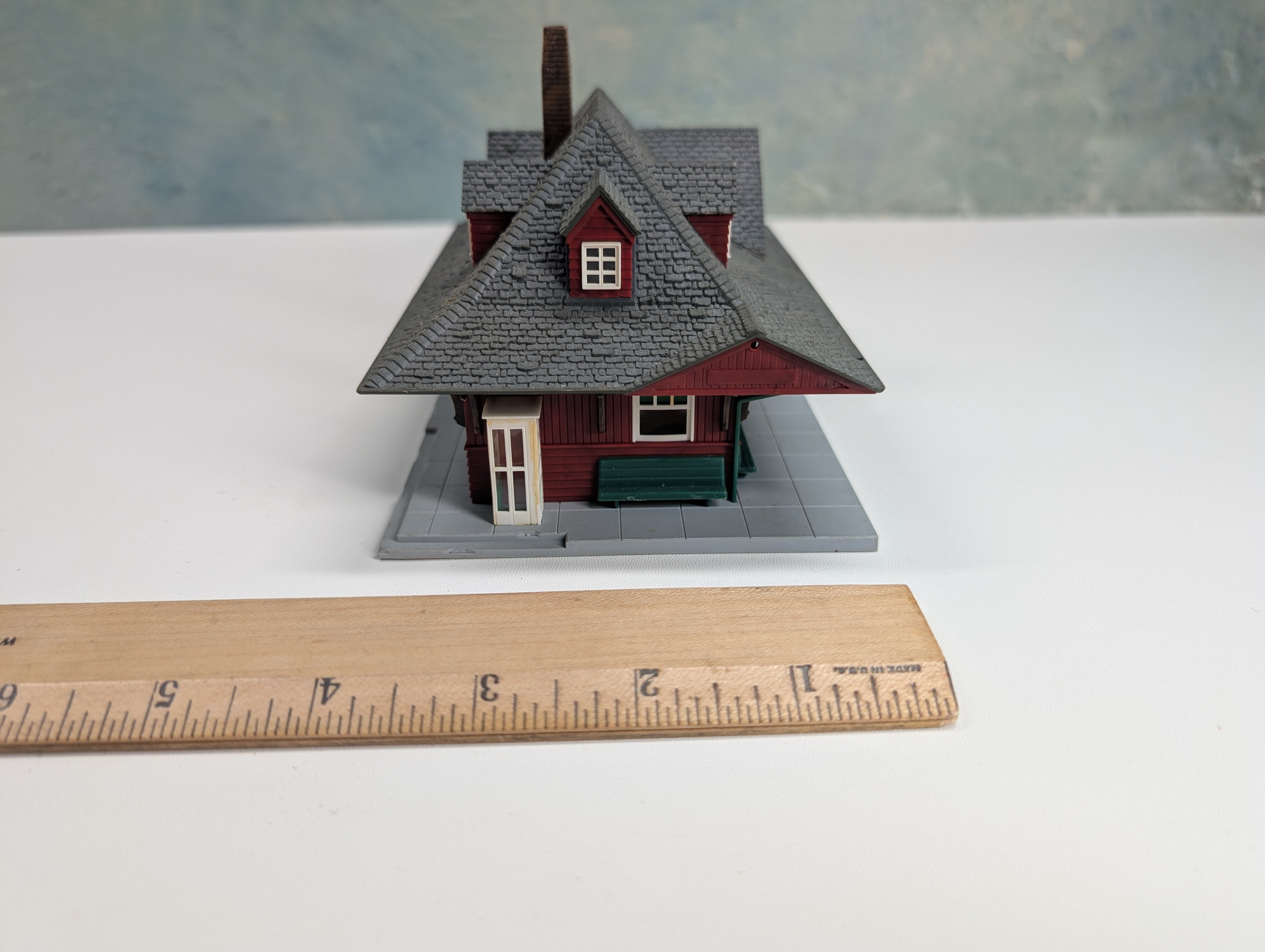 USED HO Scale Small Passenger Station