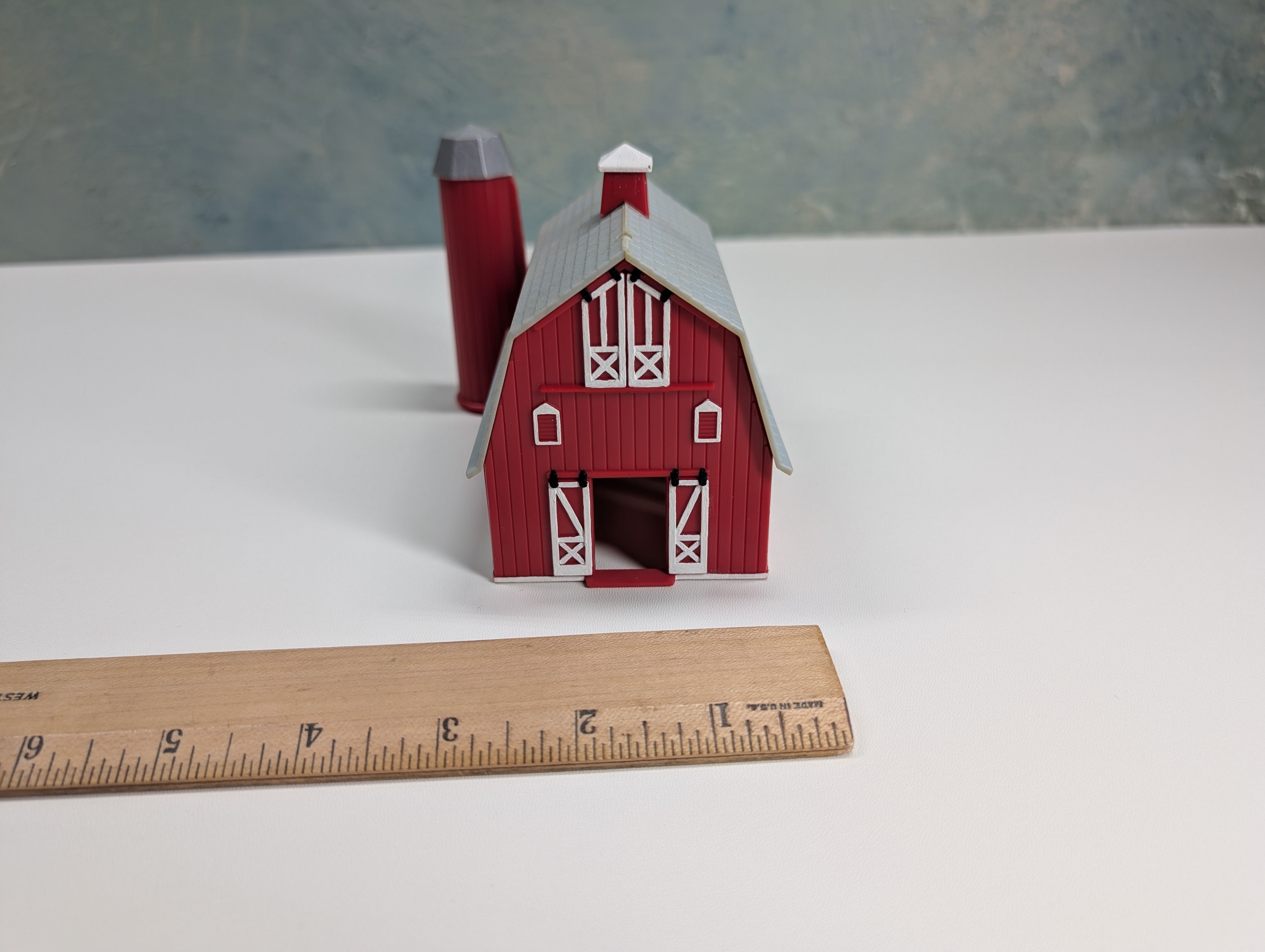 USED HO Scale Red Barn