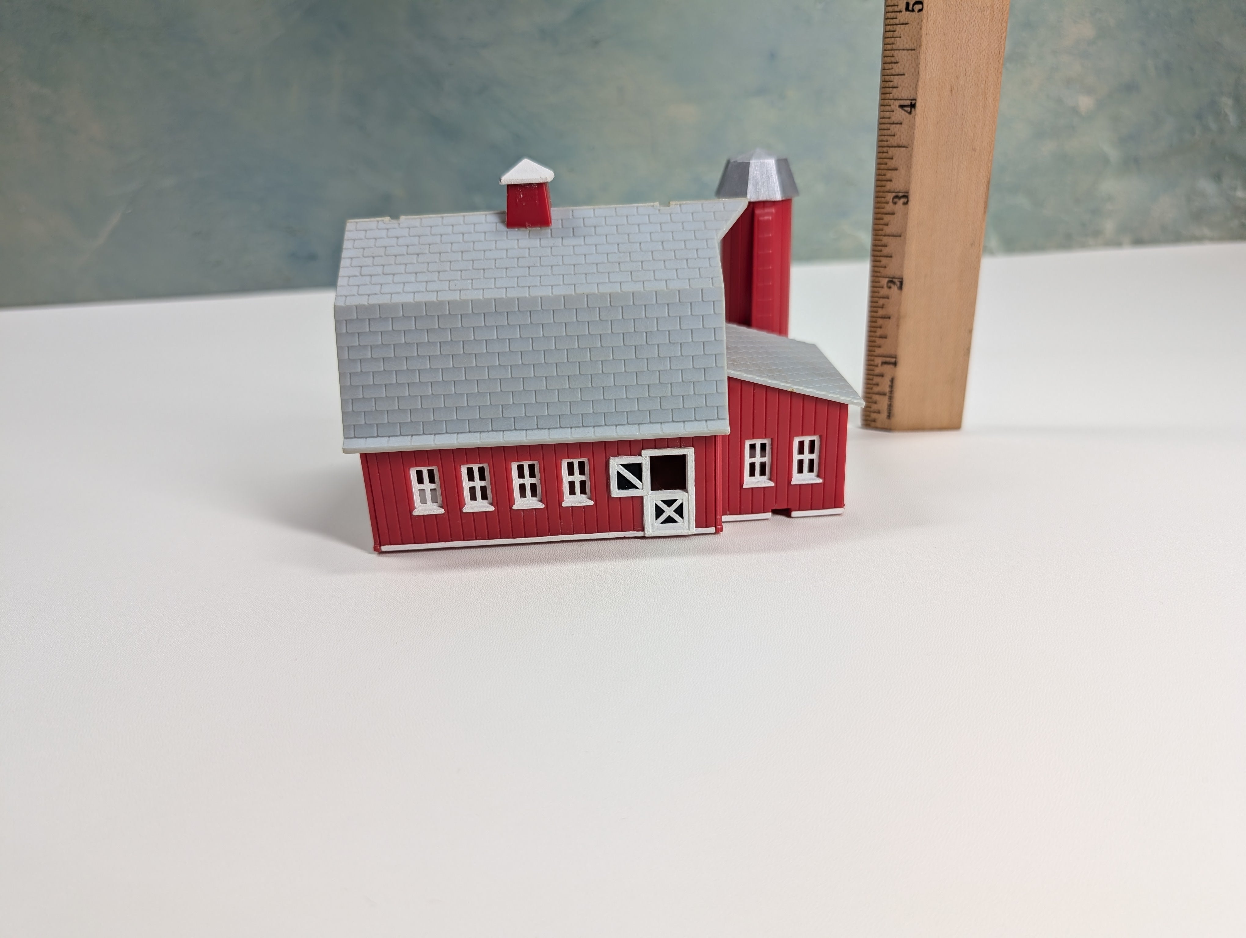 USED HO Scale Red Barn