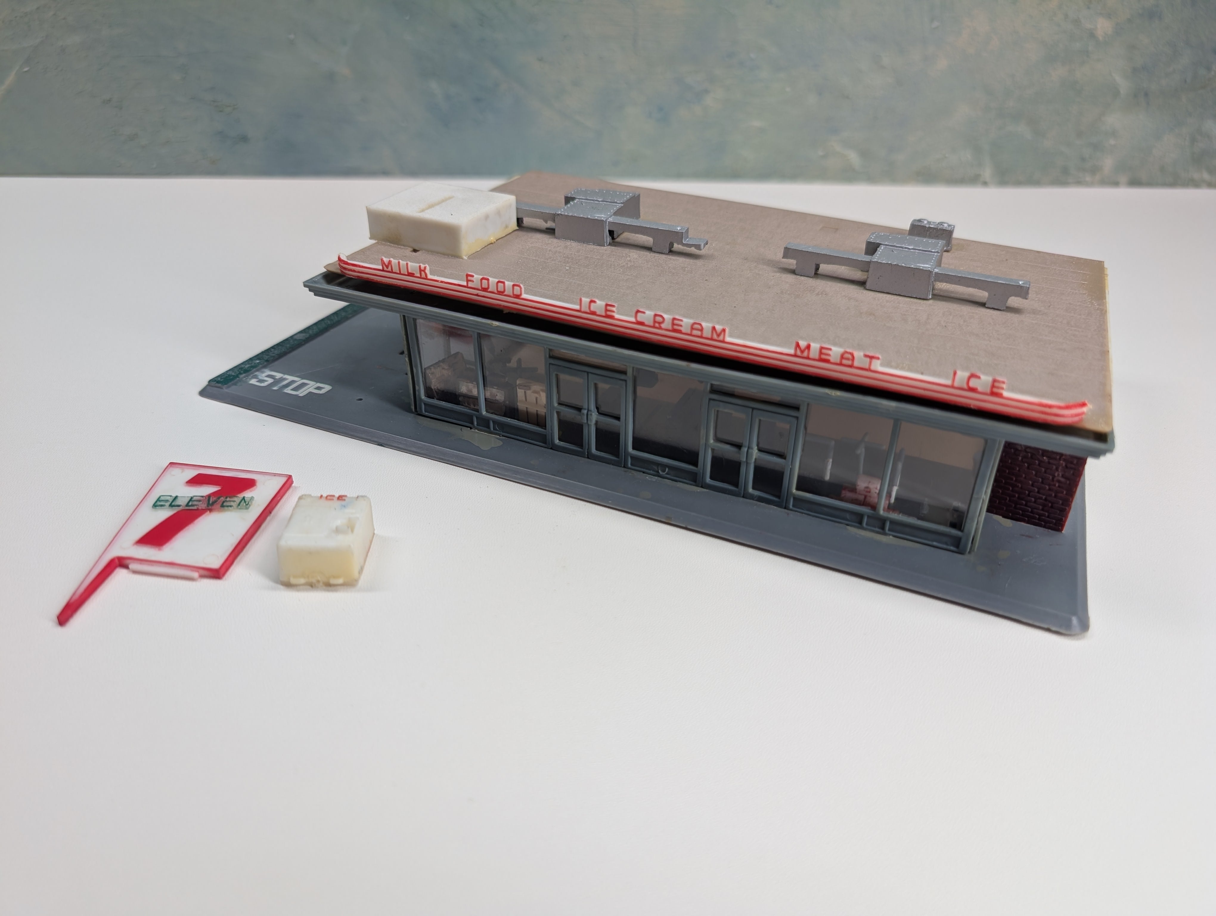 USED HO Scale 7 Eleven Convenience Store