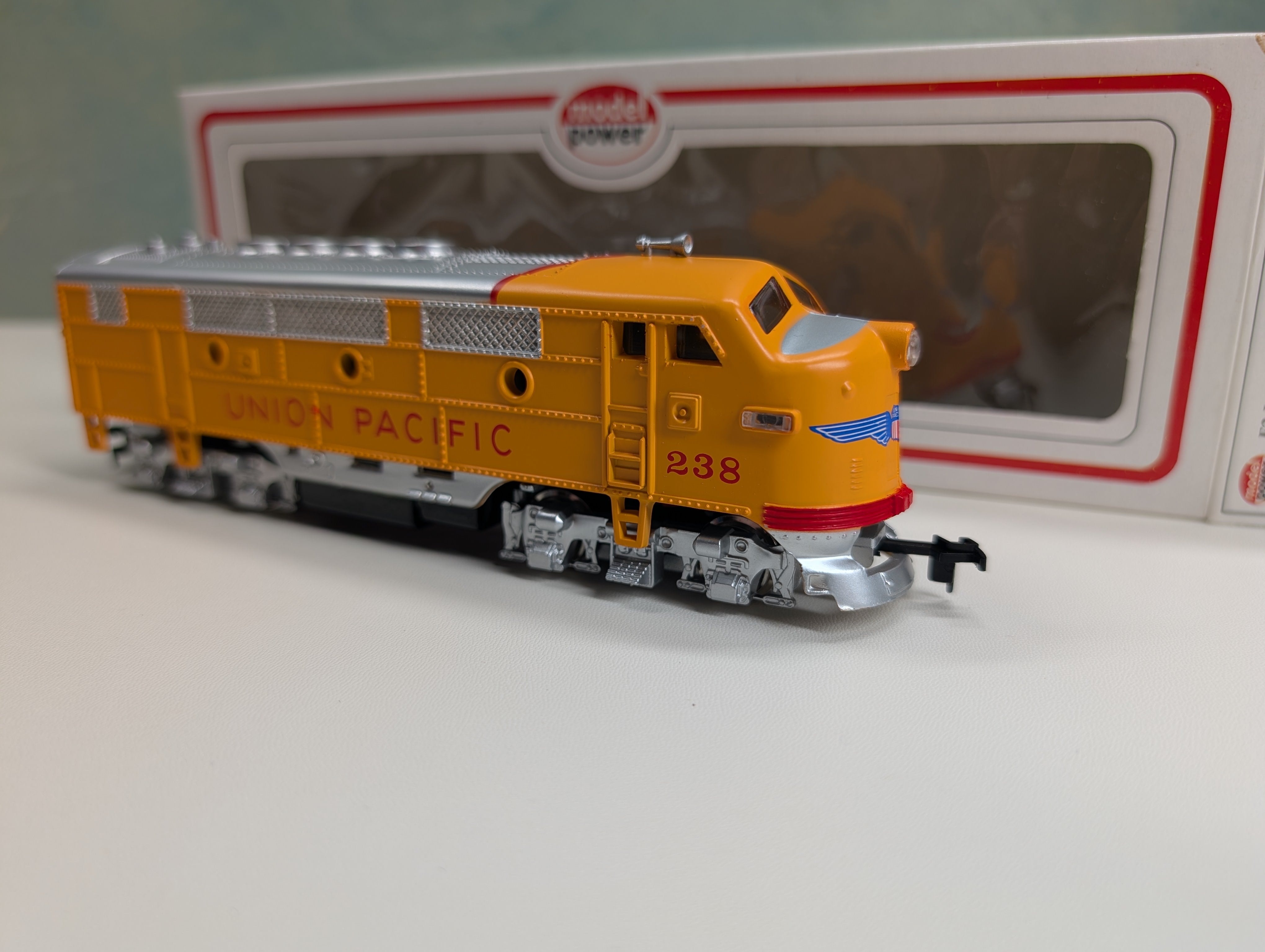 USED Model Power HO Scale F2 Diesel Locomotive Union Pacific #238 Runs Great DC