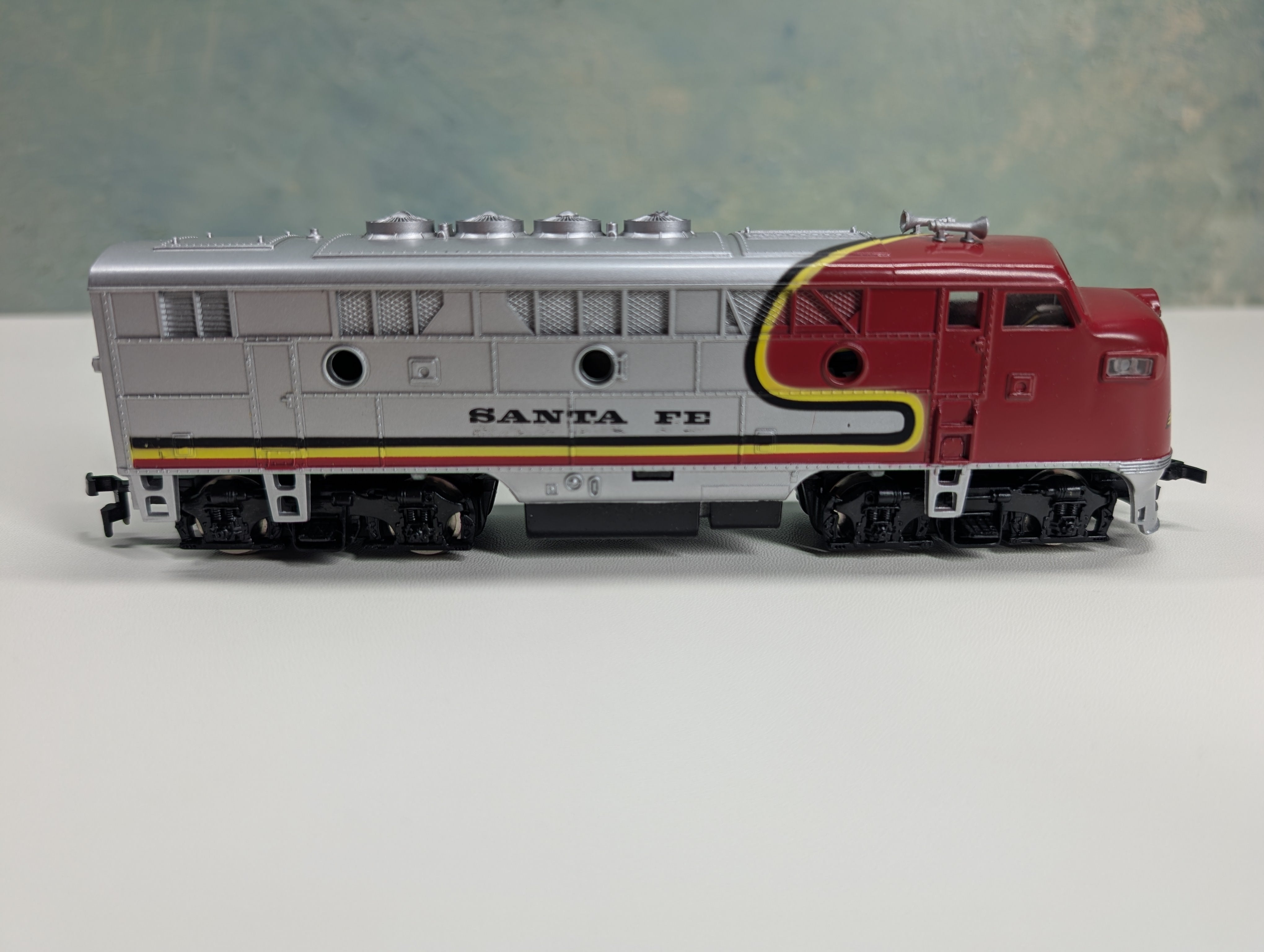 USED Model Power HO Scale F3 Diesel Locomotive Santa Fe #610 Runs Great DC