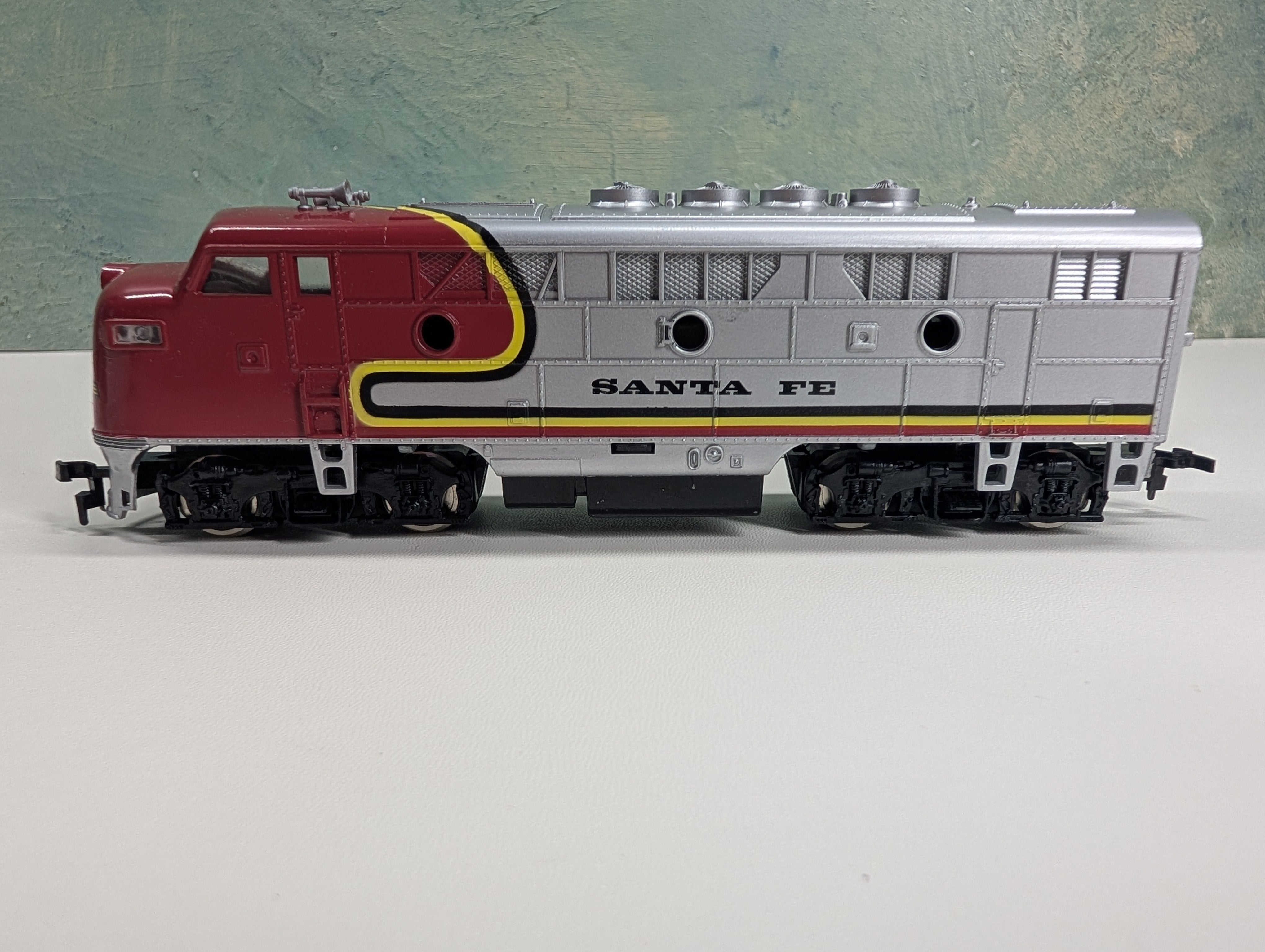 USED Model Power HO Scale F3 Diesel Locomotive Santa Fe #610 Runs Great DC