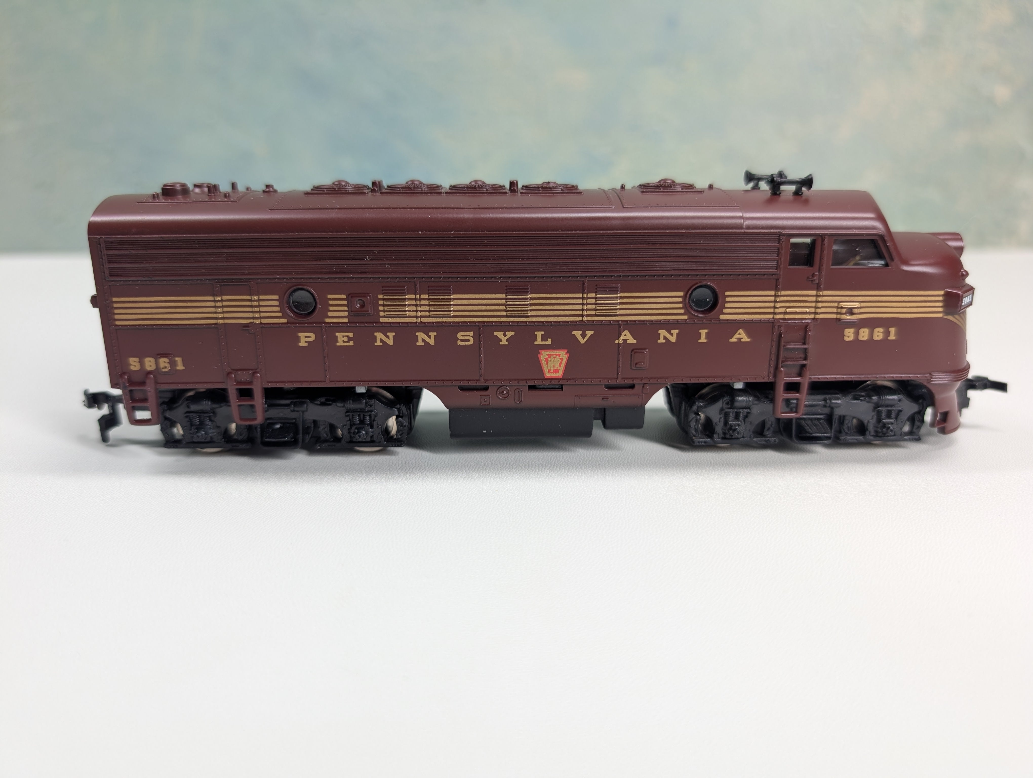 USED Mantua HO Scale F7 Diesel Locomotive A Unit Pennsylvania #5861 Runs Great DC
