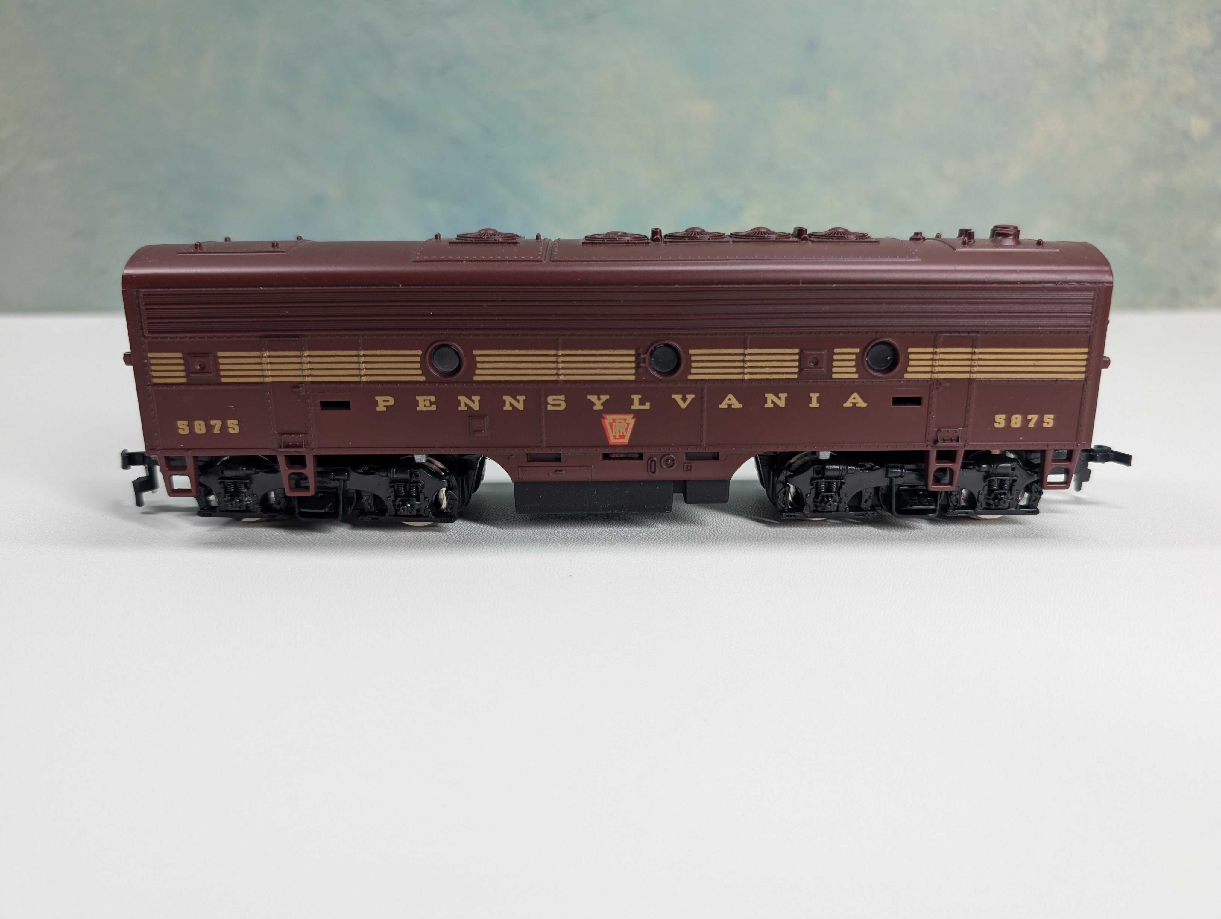 USED Mantua HO Scale F7 Unpowered B Unit Diesl Locomotive Pennsylvania #5875